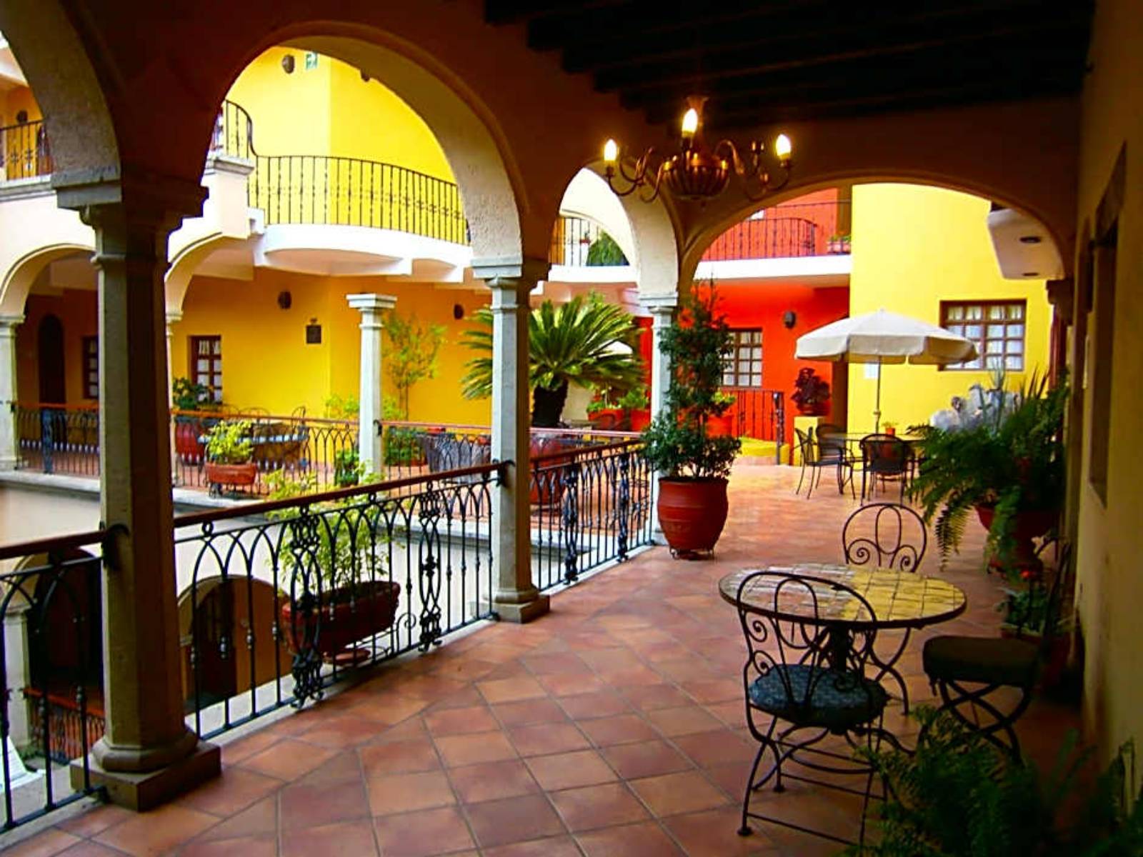 Rondreis Mexico, Oaxaca, CasAntica, galerij rond binnenplaats