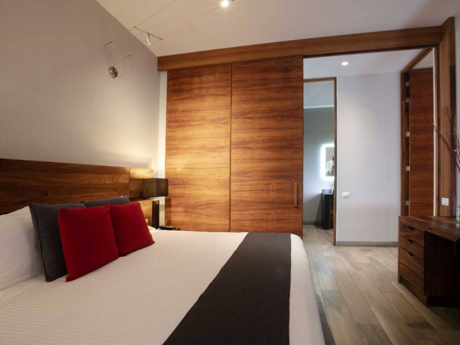 Rondreis Mexico, Oaxaca, El Callejon, suite slaapkamer kast