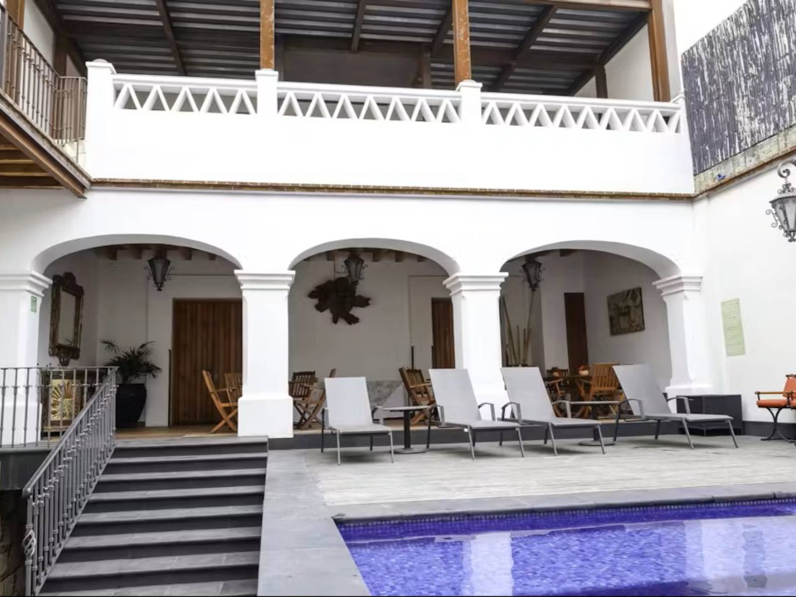 Rondreis Mexico, Oaxaca, Nu'ara Centro, zwembad met ligbedden