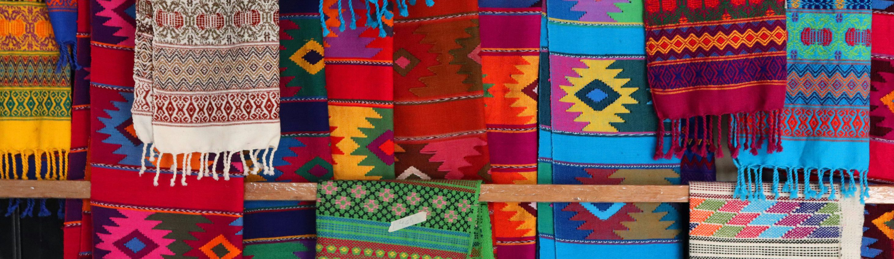 Rondreis-Mexico-Oaxaca-Teotitlan-del-Valle-kleurrijke-stoffen