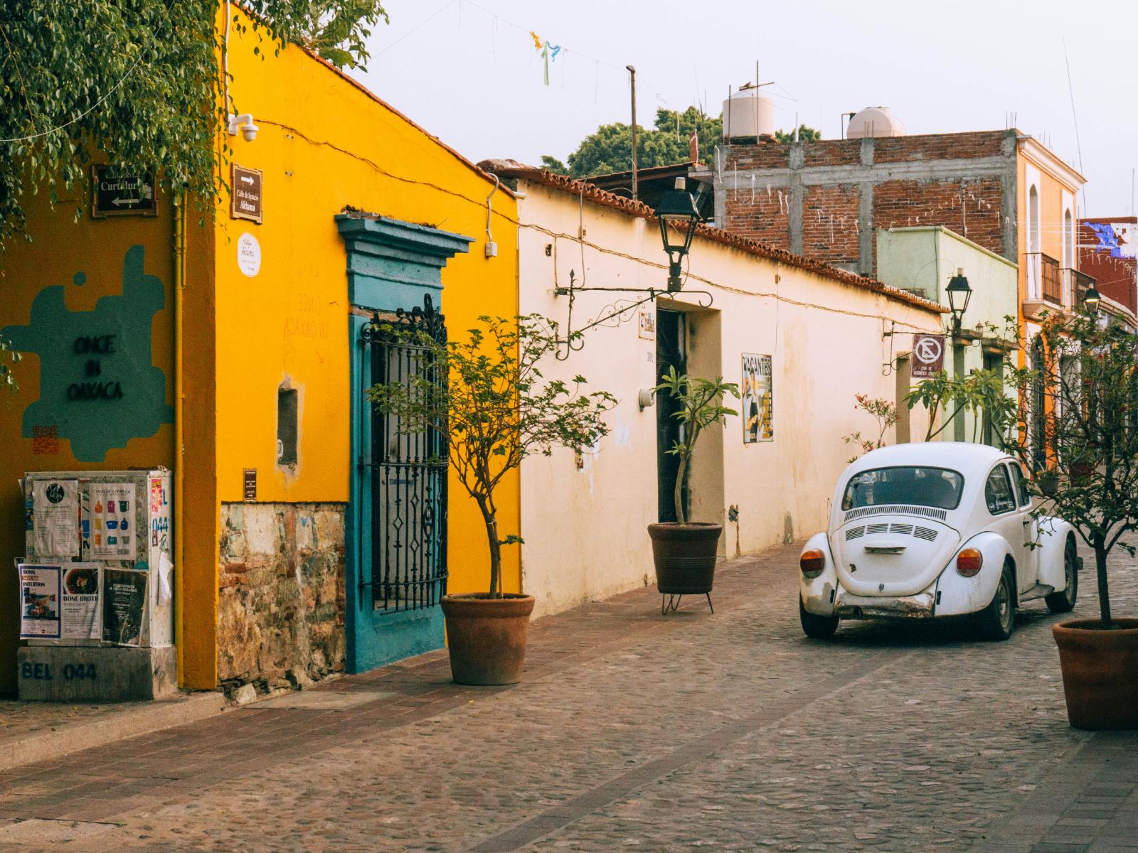 Rondreis Mexico, Oaxaca, kleurrijke straat met auto