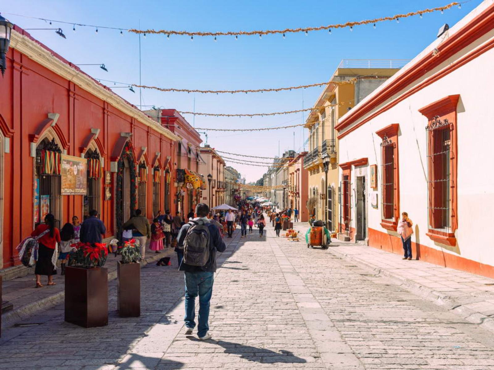 Rondreis Mexico, Oaxaca, straat met kleurrijke huizen local