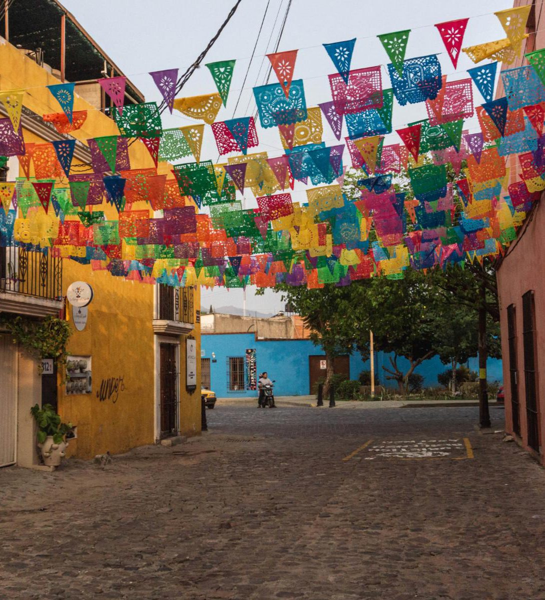 Rondreis Mexico, Oaxaca, straat met kleurrijke vlaggen