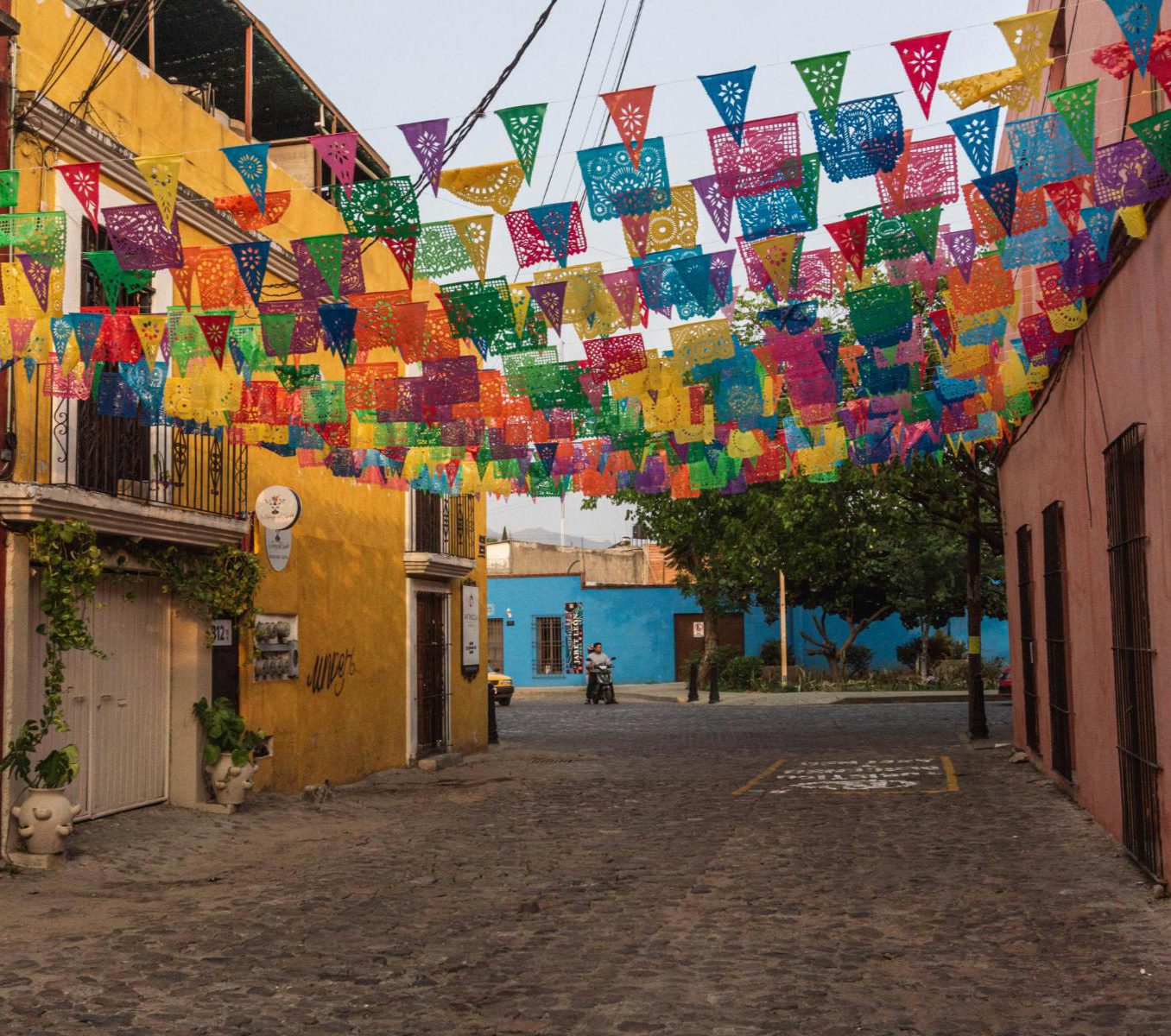 Rondreis Mexico, Oaxaca, straat met kleurrijke vlaggen