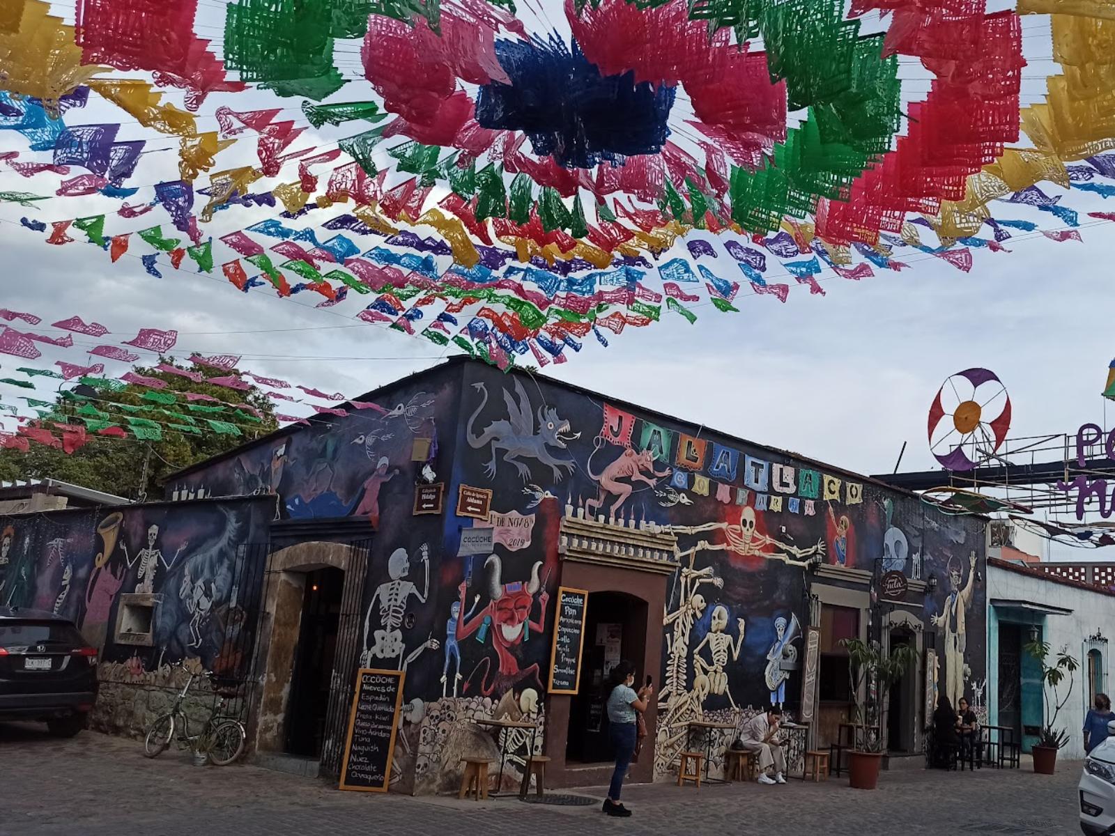 Rondreis Mexico, Oaxaca, straat met kleurrijke vlaggen erboven