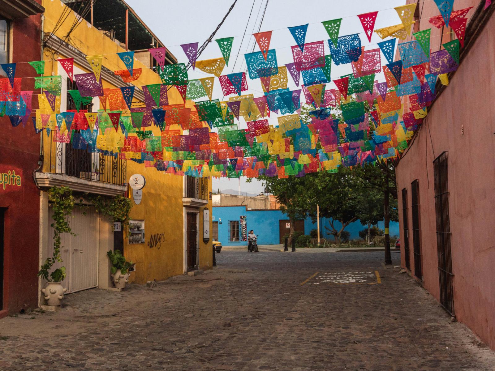 Rondreis Mexico, Oaxaca, straat met kleurrijke vlaggen