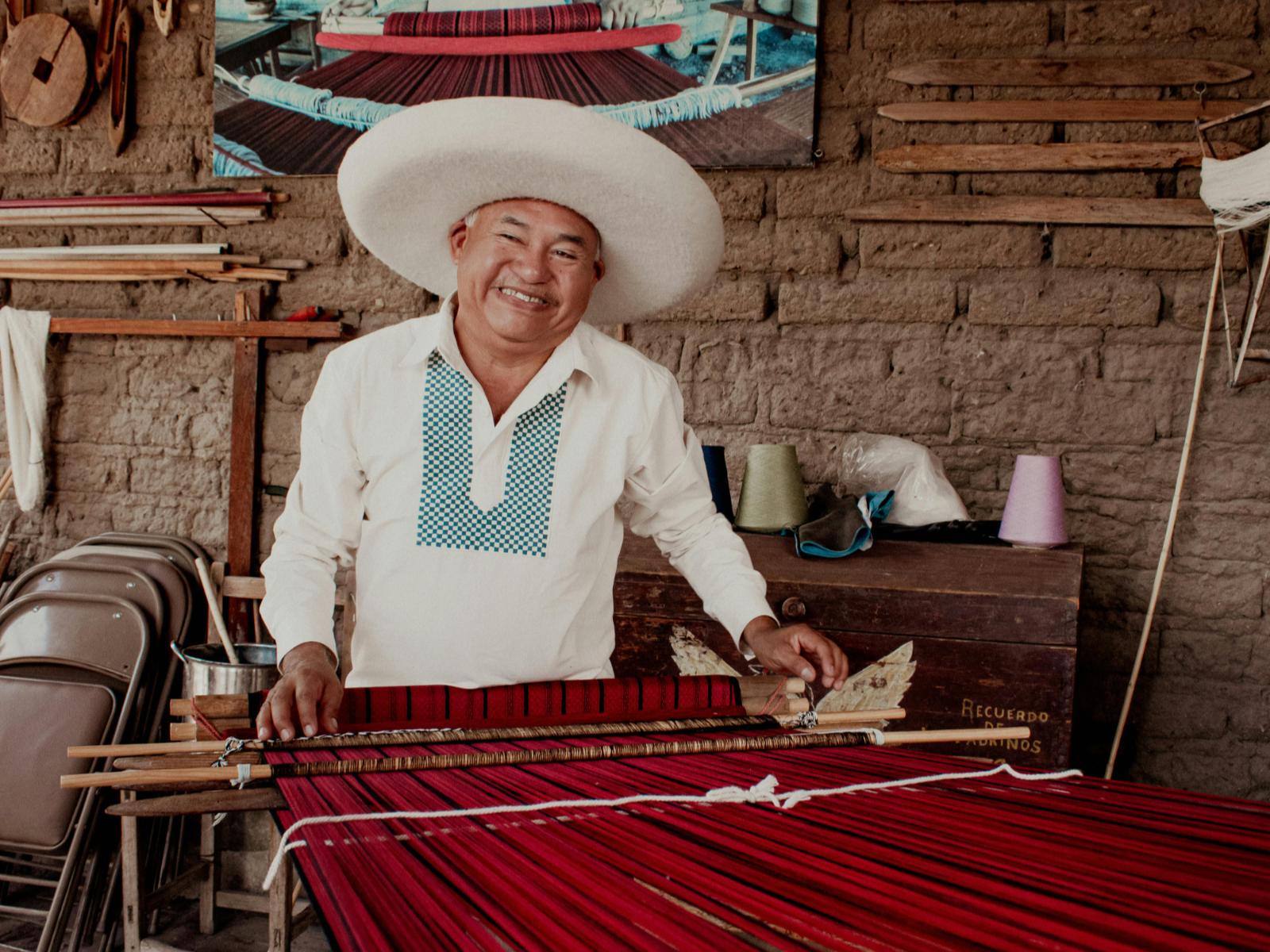 Rondreis Mexico, Oaxaca, weverij man