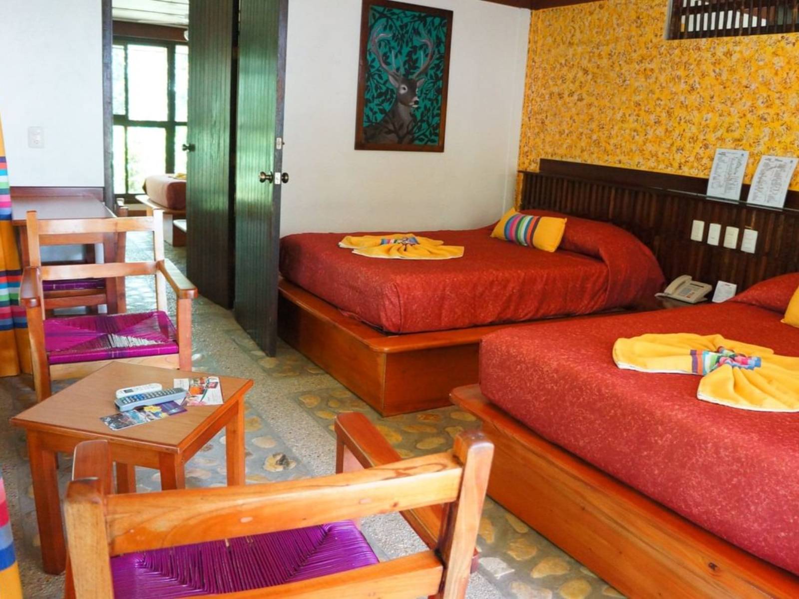 Rondreis Mexico, Palenque, Chan Kah, master suite slaapkamer met zitjes