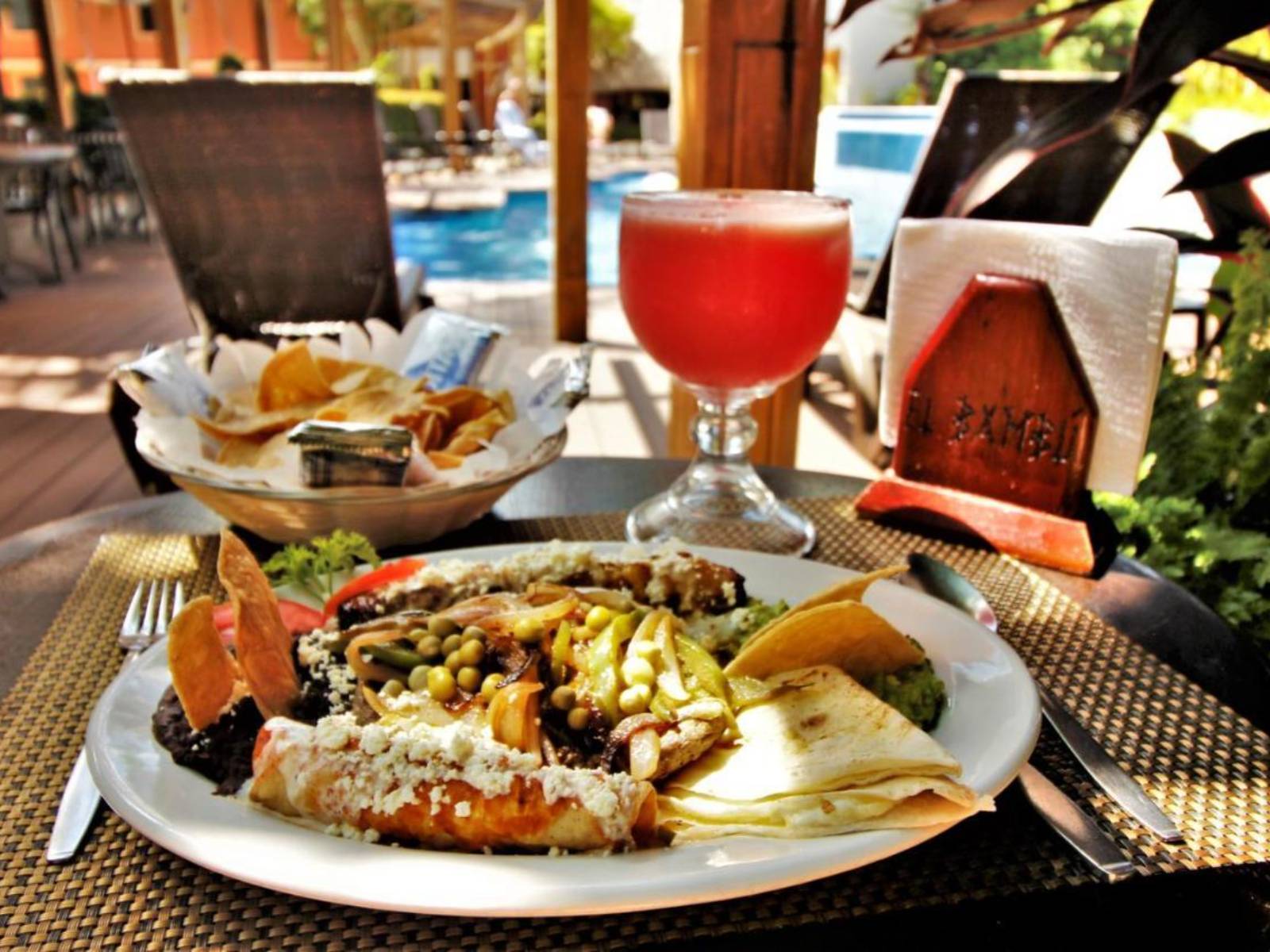 Rondreis Mexico, Palenque, Maya Tulipanes, eten bij het zwembad