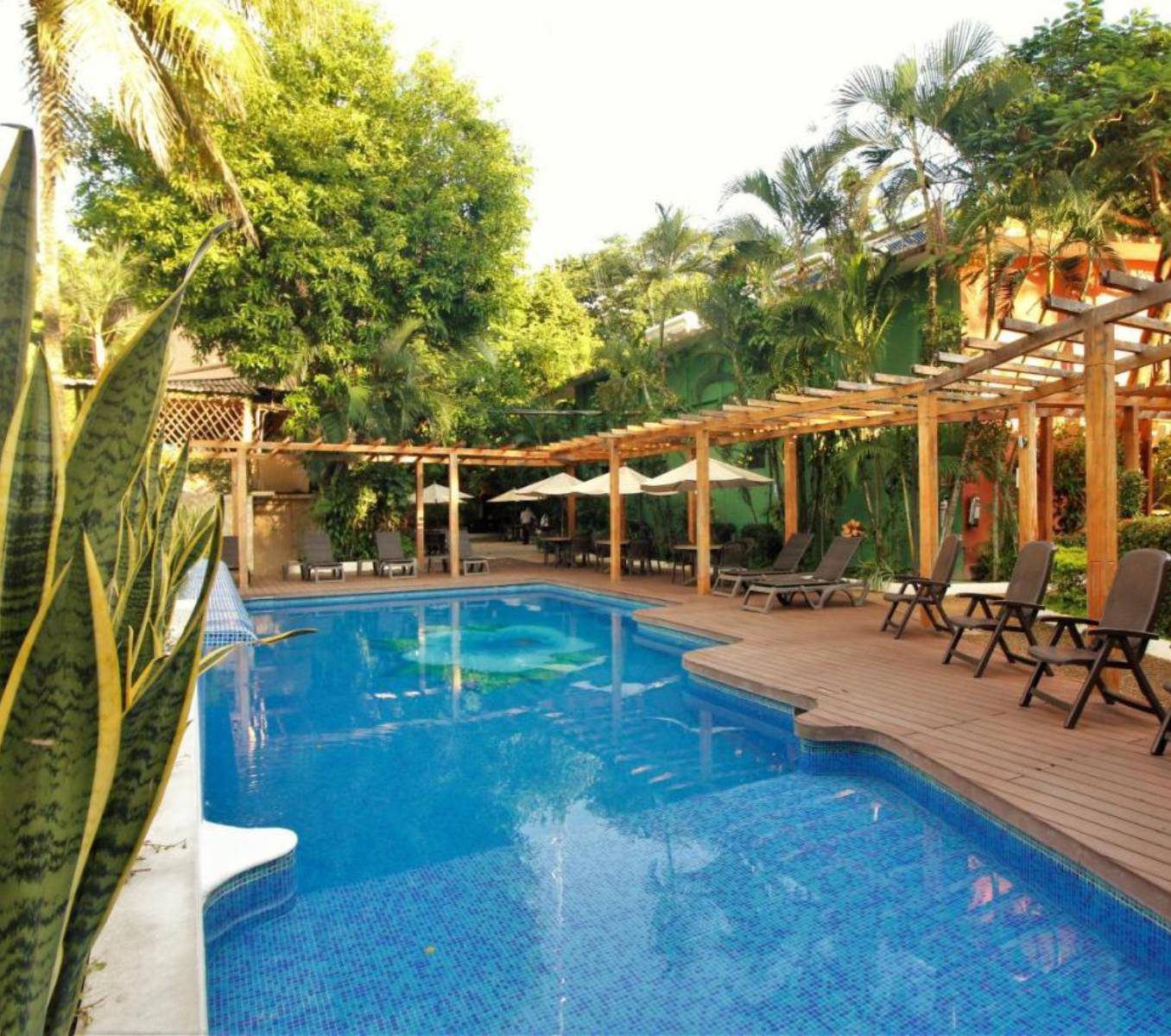 Rondreis Mexico, Palenque, Maya Tulipanes, zwembad met zitjes