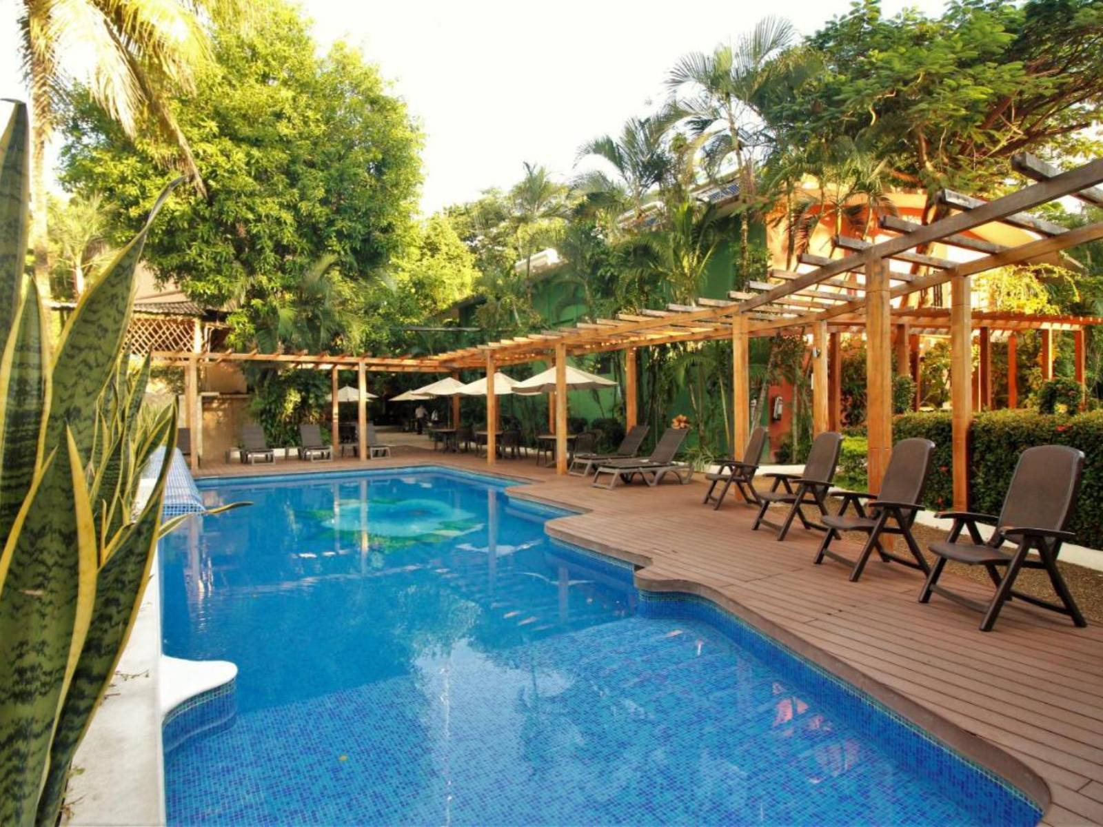 Rondreis Mexico, Palenque, Maya Tulipanes, zwembad met zitjes