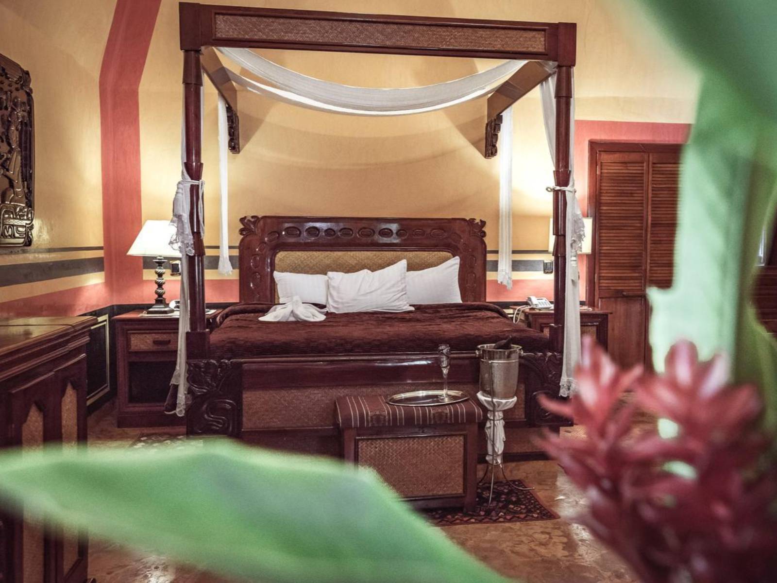 Rondreis Mexico, Palenque, Quinta Chanabnal, kamer hemelbed planten