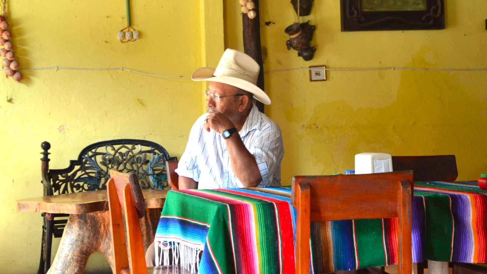Rondreis Mexico, Palenque, man in restaurant