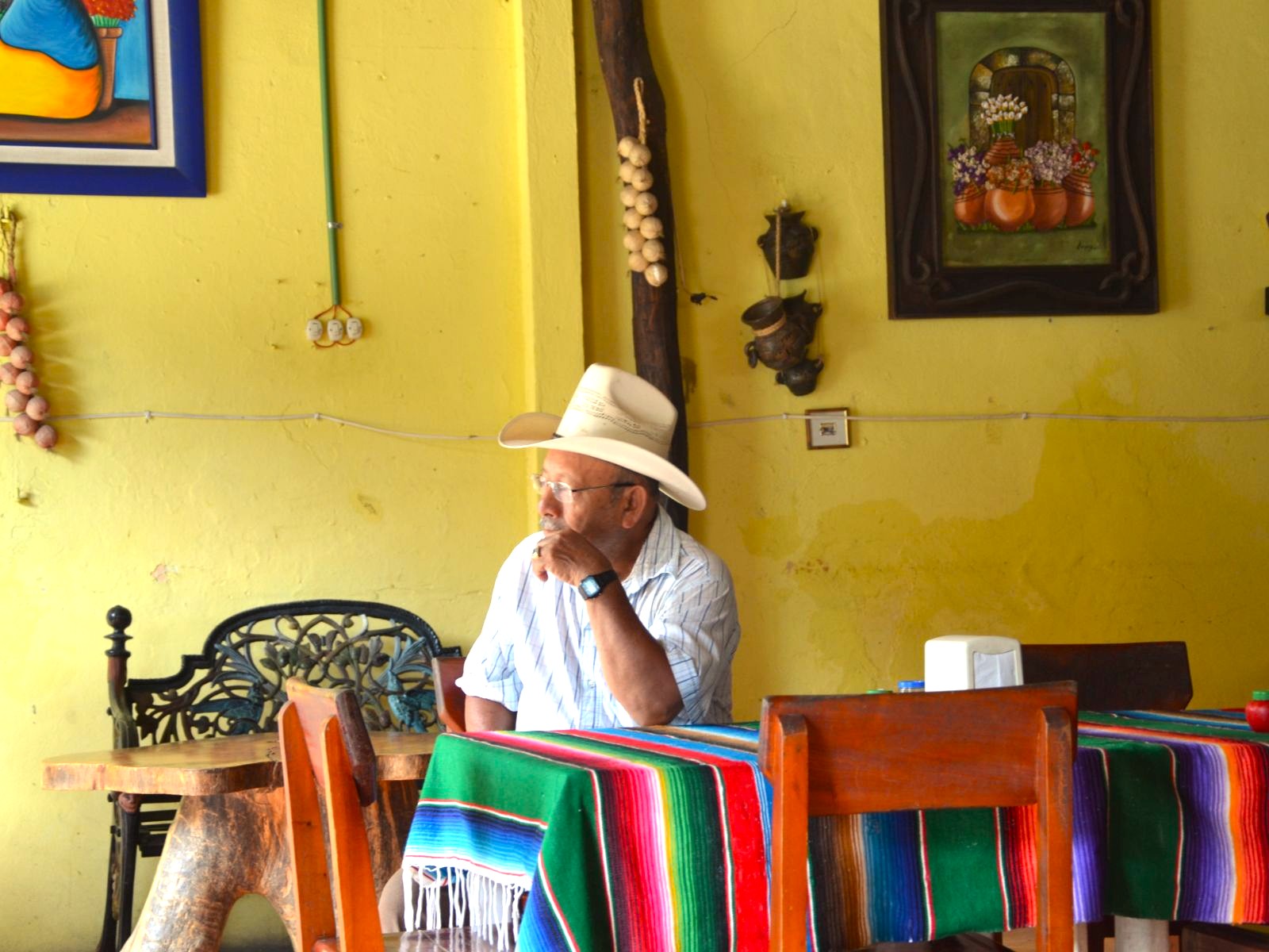 Rondreis Mexico, Palenque, man in restaurant