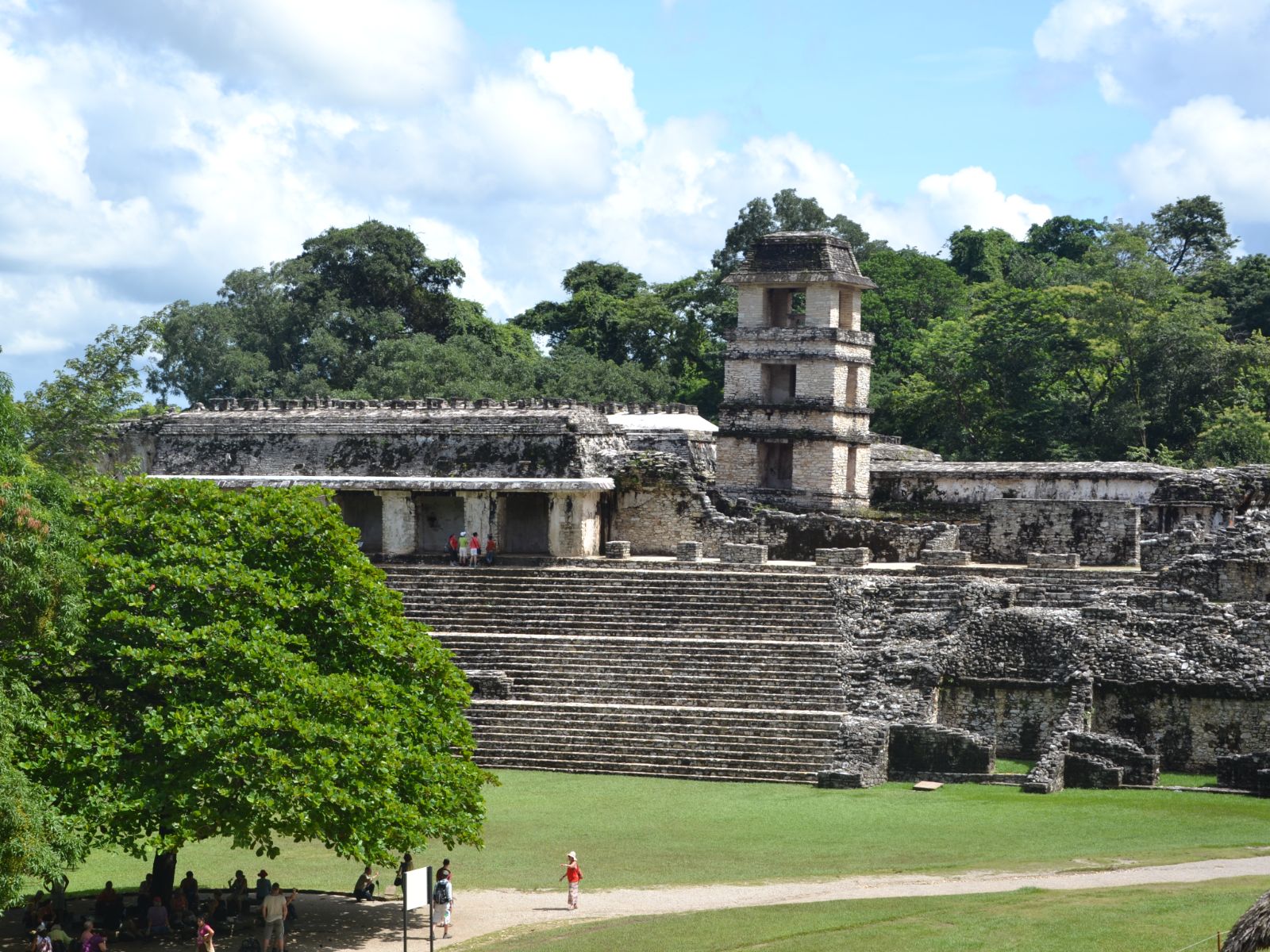 Rondreis Mexico, Palenque, maya tempel met blauwe lucht
