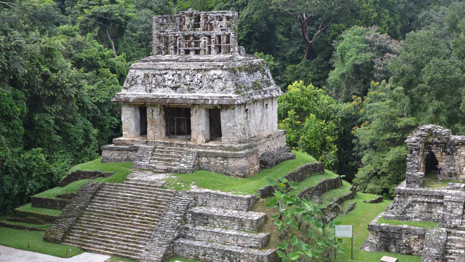 Rondreis Mexico, Palenque, maya tempel van veraf