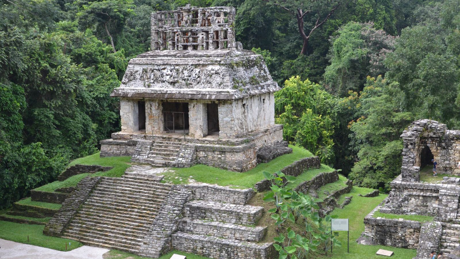 Rondreis Mexico, Palenque, maya tempel van veraf