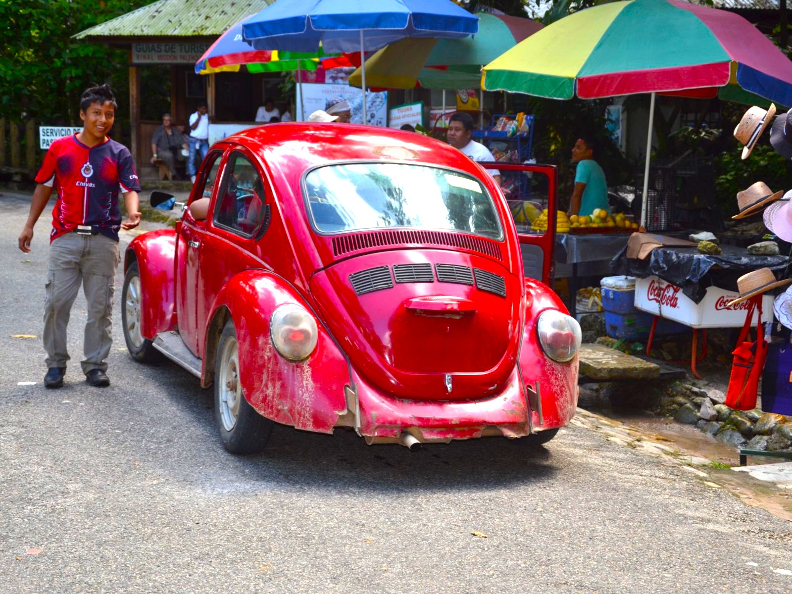 Rondreis Mexico, Palenque, rode auto op straat