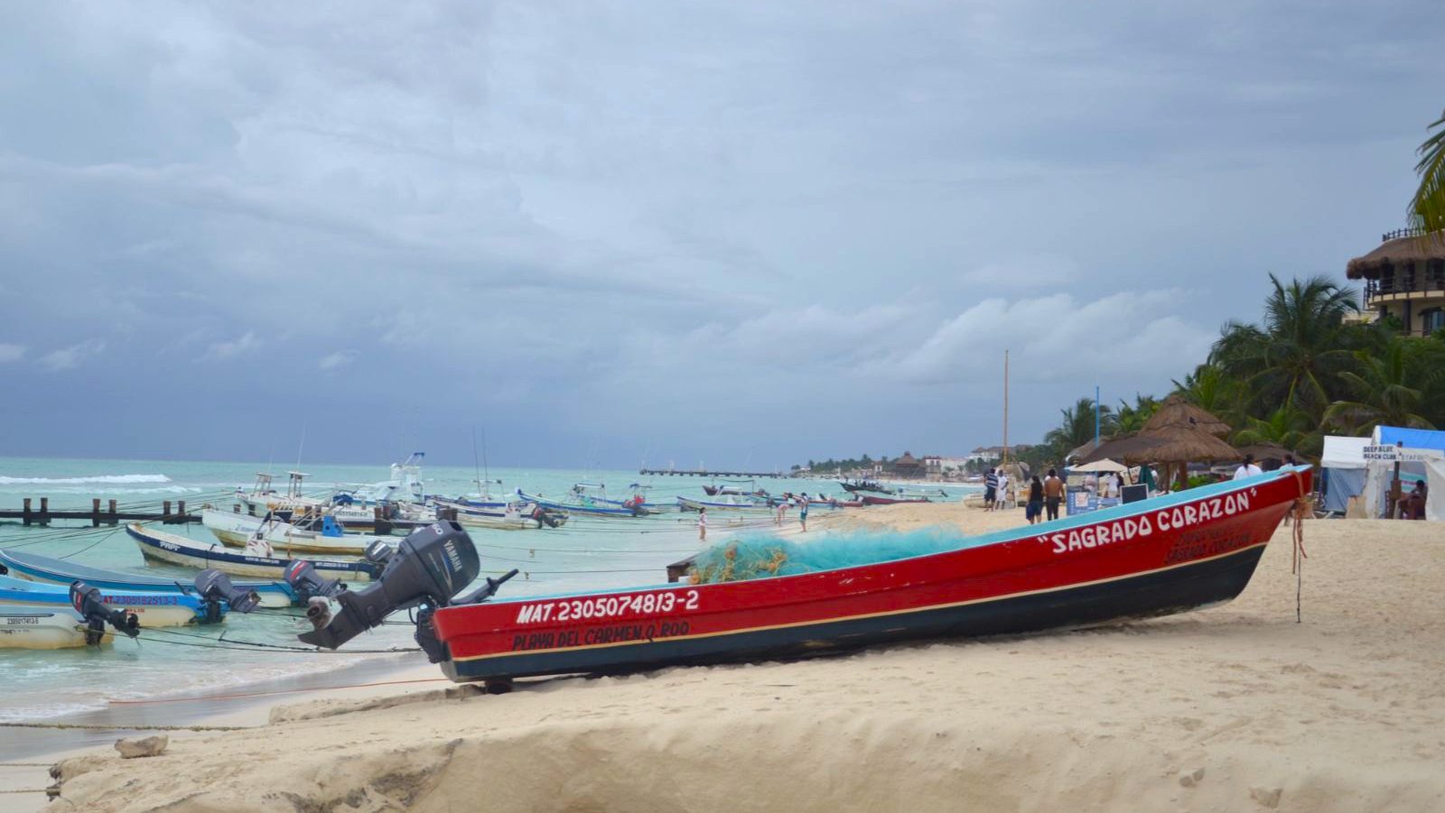 Rondreis Mexico, Playa Del Carmen, boot op strand