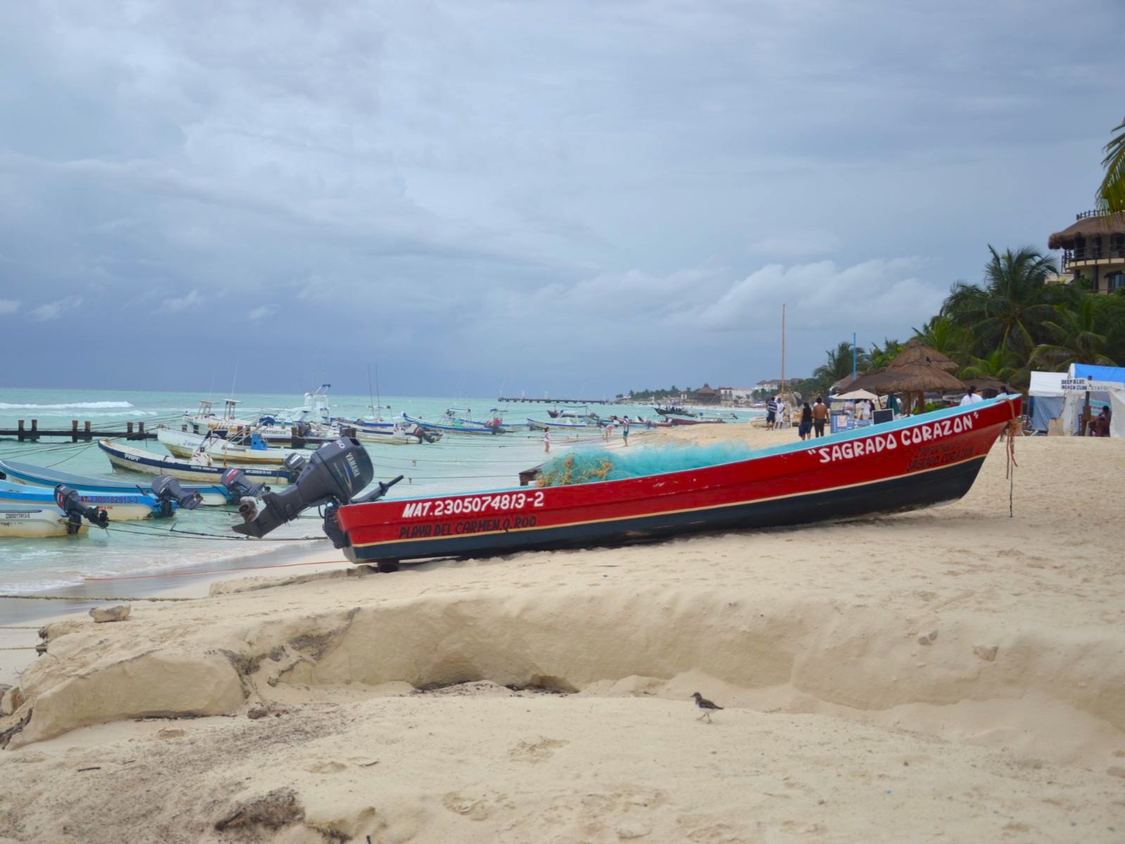 Rondreis Mexico, Playa Del Carmen, boot op strand