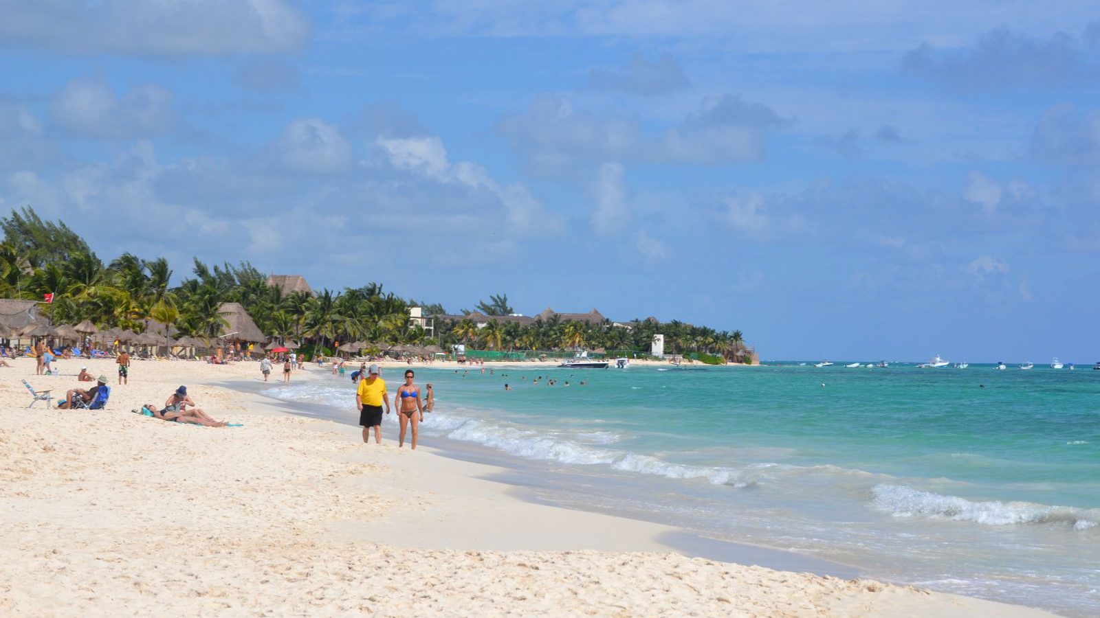 Rondreis Mexico, Playa Del Carmen, strand en mensen die hier lopen