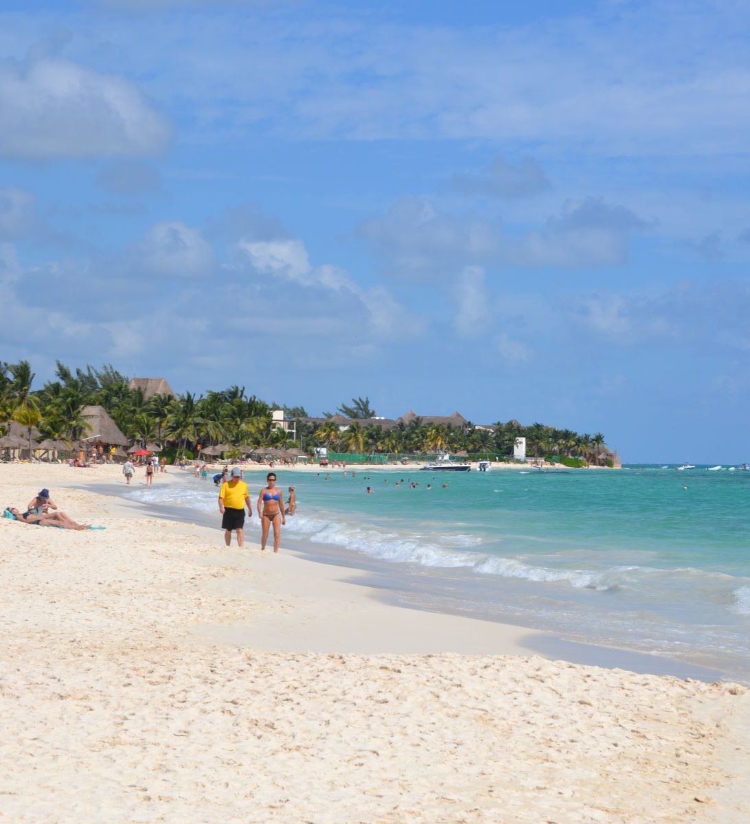 Rondreis Mexico, Playa Del Carmen, strand en mensen die hier lopen