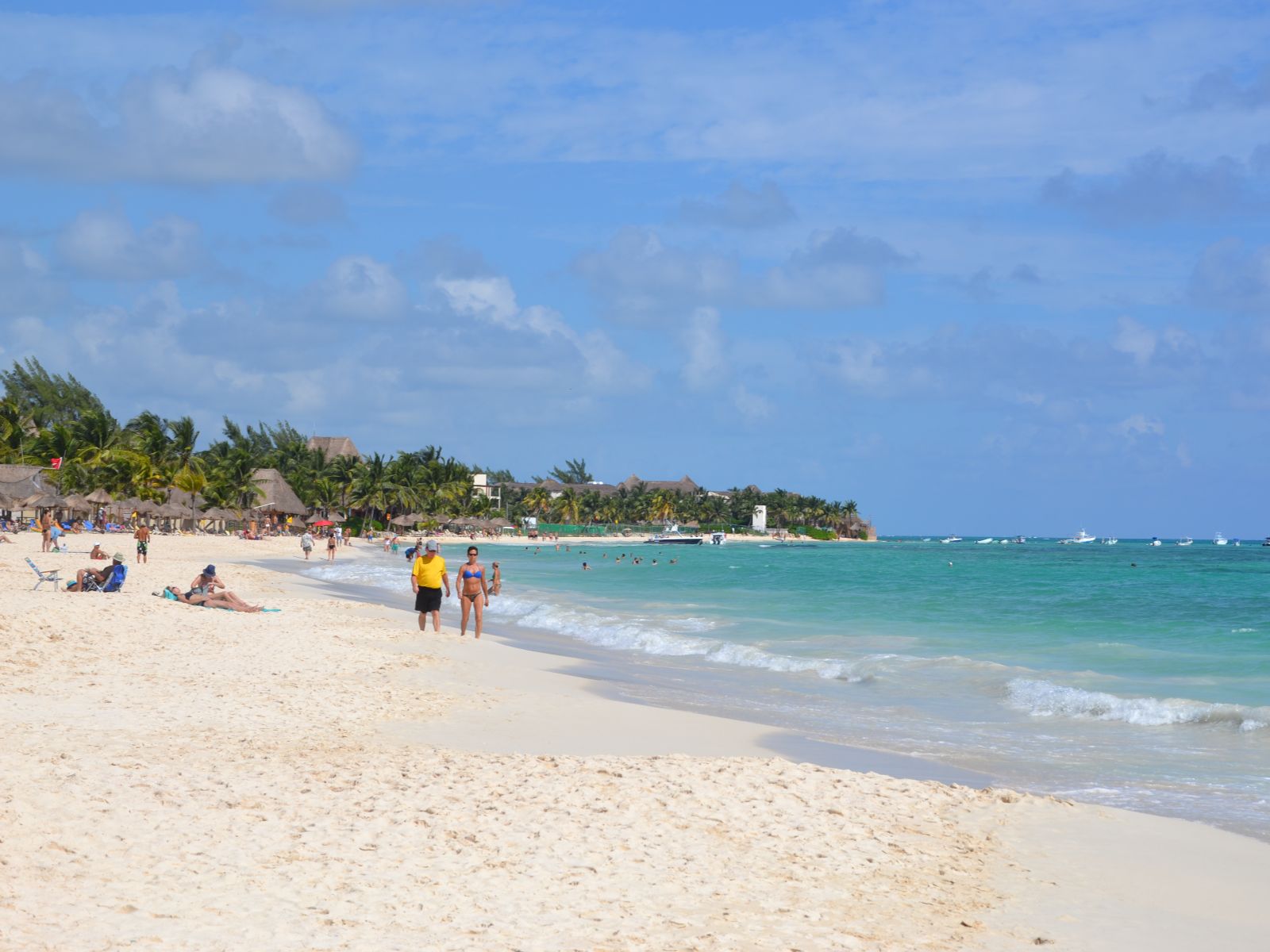 Rondreis Mexico, Playa Del Carmen, strand en mensen die hier lopen