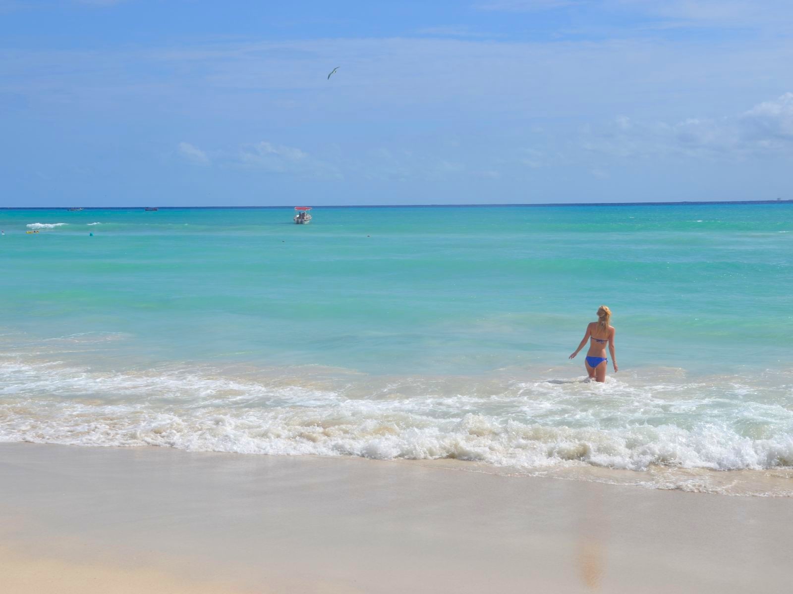 Rondreis Mexico, Playa Del Carmen, strand en vrouw in de zee