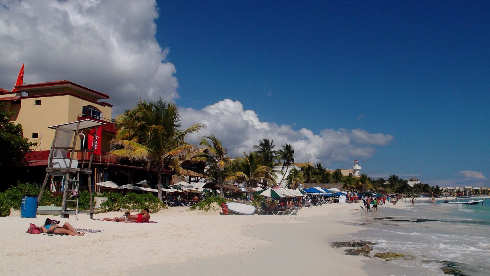 Rondreis Mexico, Playa Del Carmen, strand met strandhuisjes en mensen