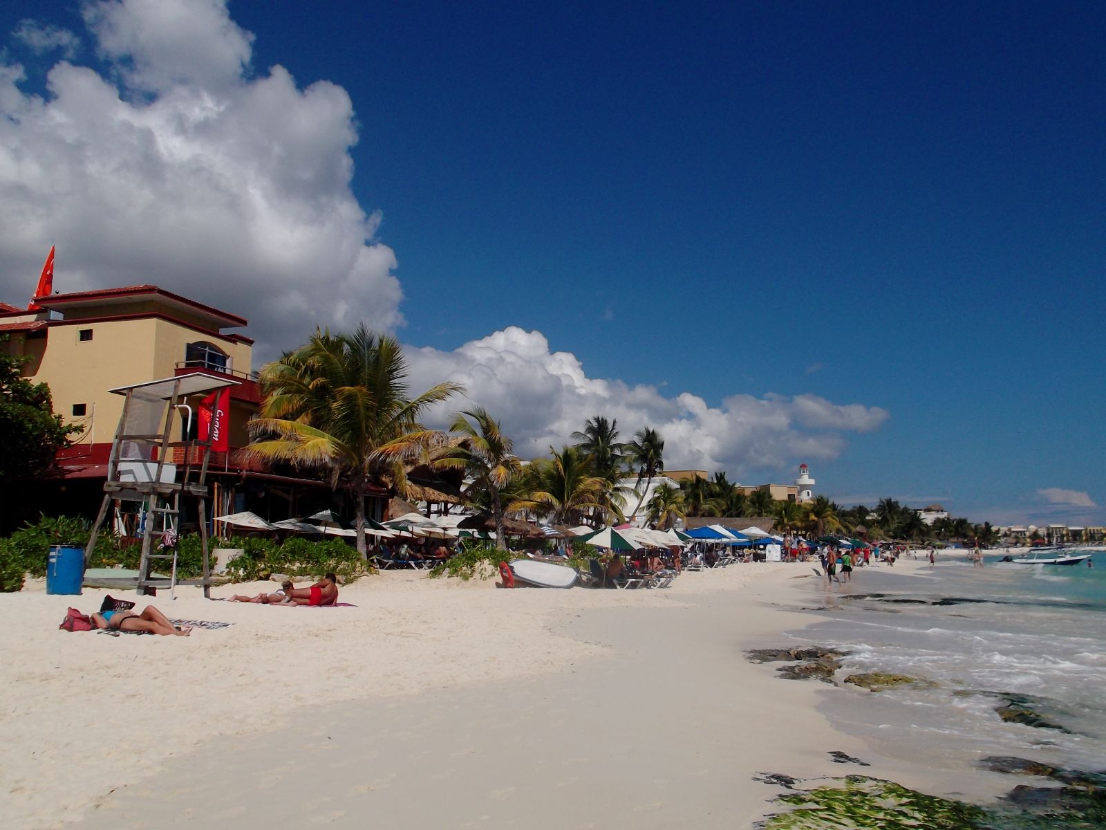 Rondreis Mexico, Playa Del Carmen, strand met strandhuisjes en mensen