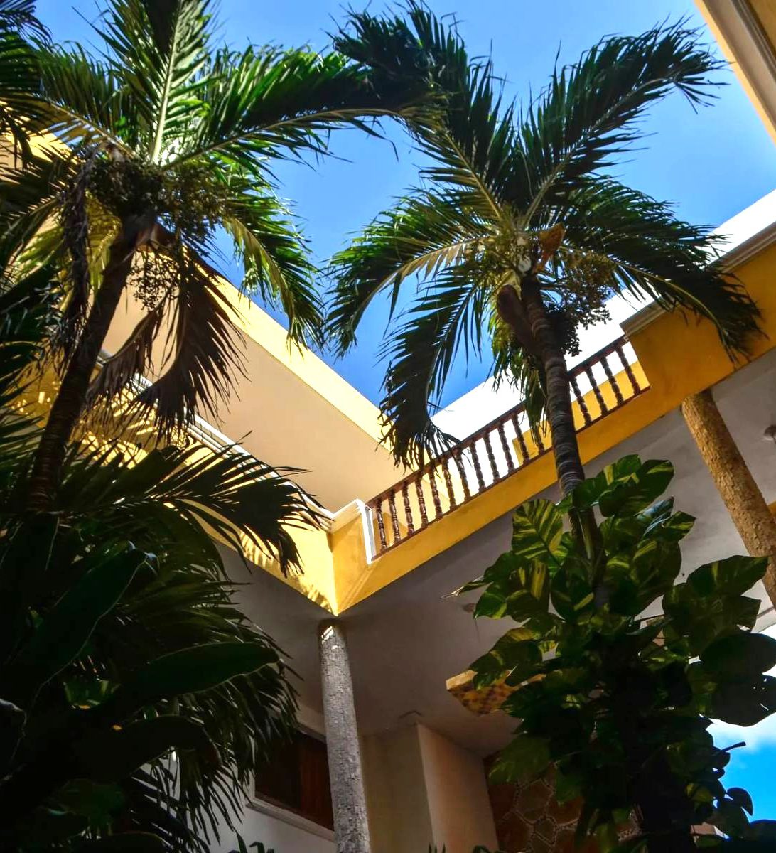 Rondreis Mexico, Playa del Carmen, Las Golondrinas, binnenplaats