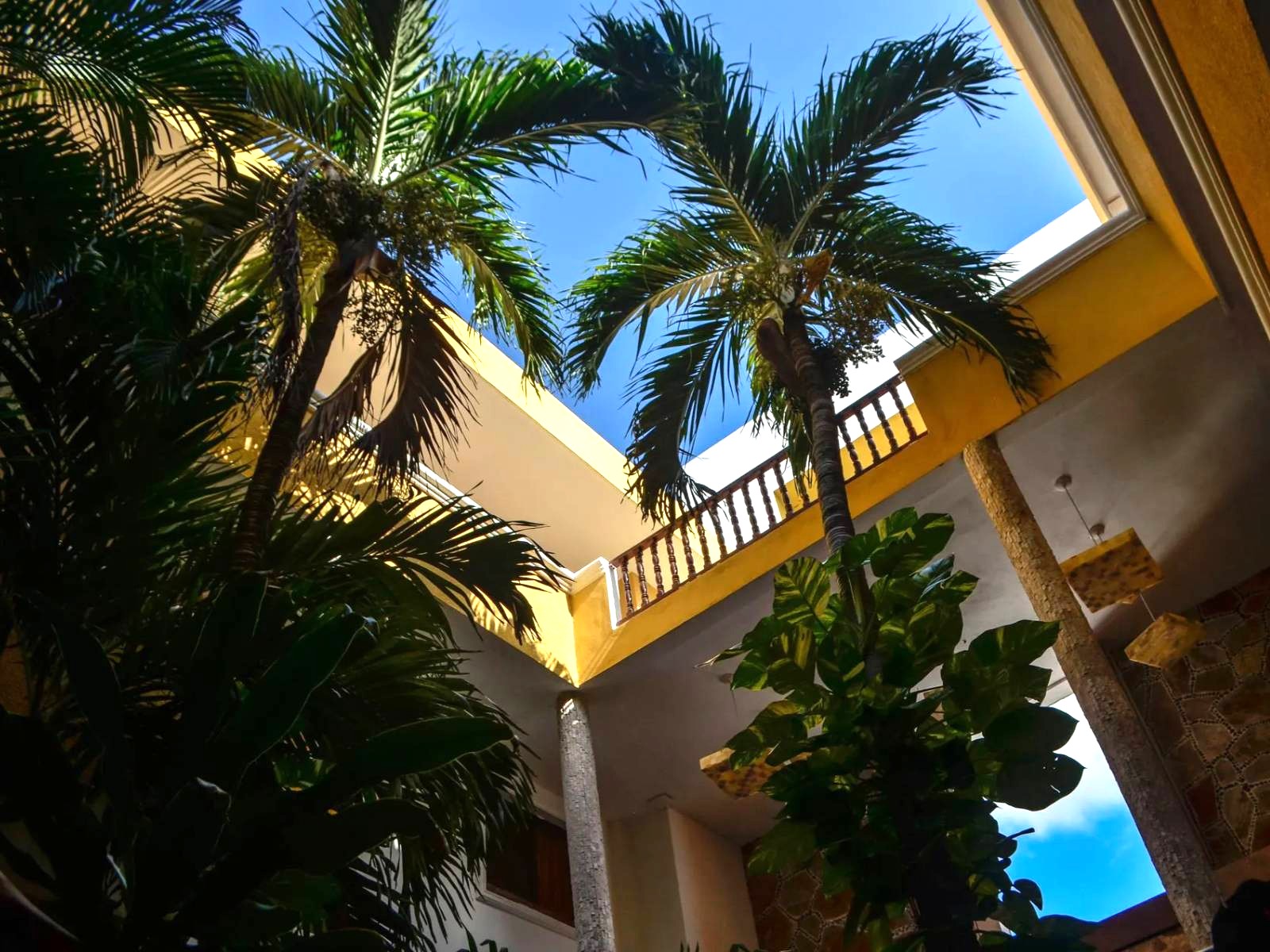 Rondreis Mexico, Playa del Carmen, Las Golondrinas, binnenplaats