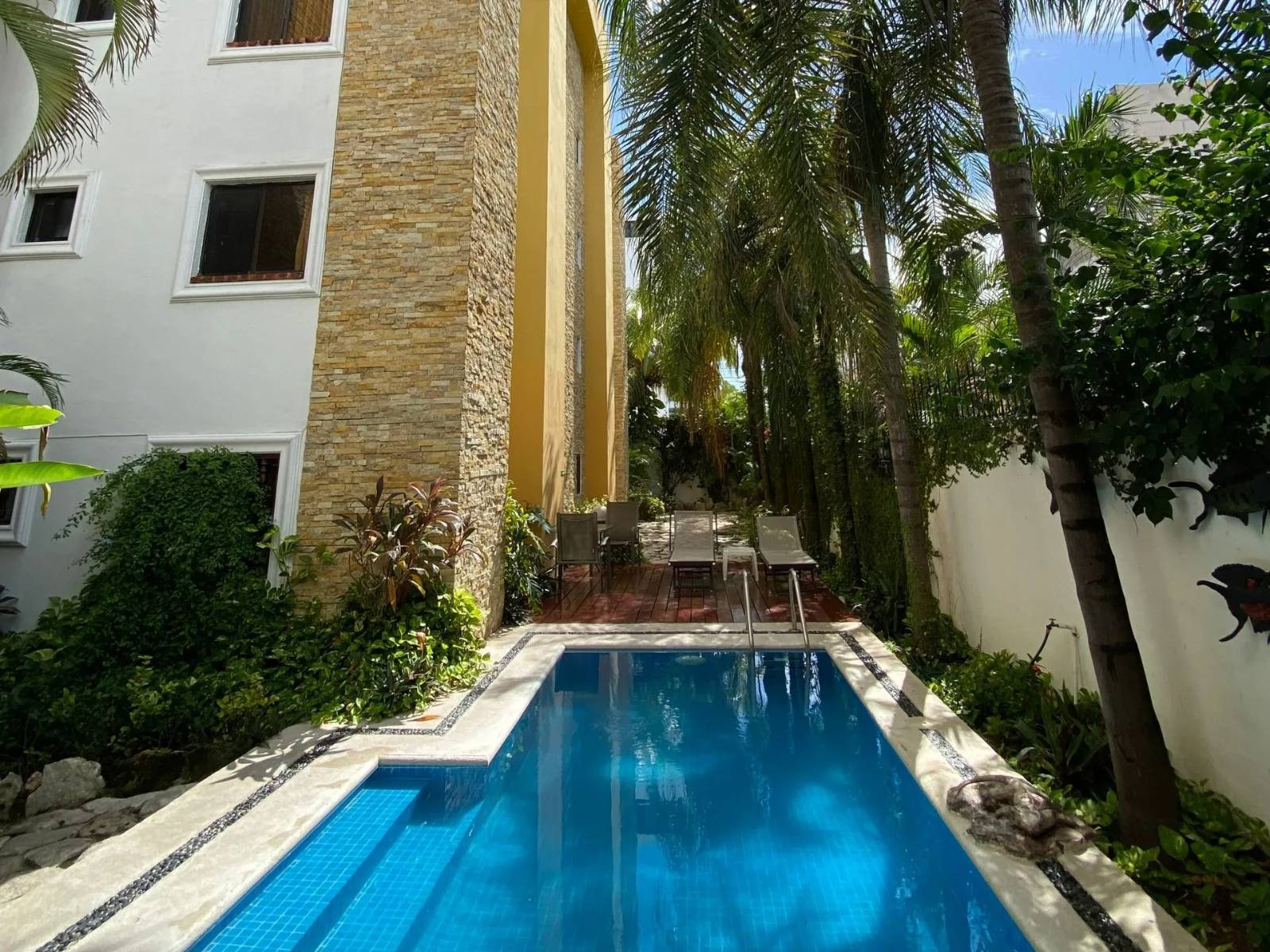 Rondreis Mexico, Playa del Carmen, Las Golondrinas, buitenzijde