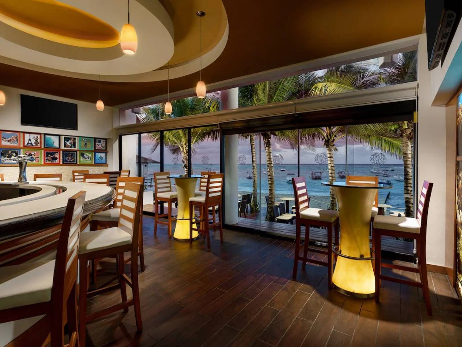 Rondreis Mexico, Playa del Carmen, Reef Coco Beach, sport bar
