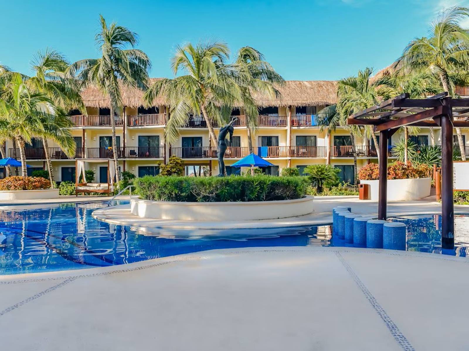 Rondreis Mexico, Playa del Carmen, Reef Coco Beach, zwembad buitenaanzicht