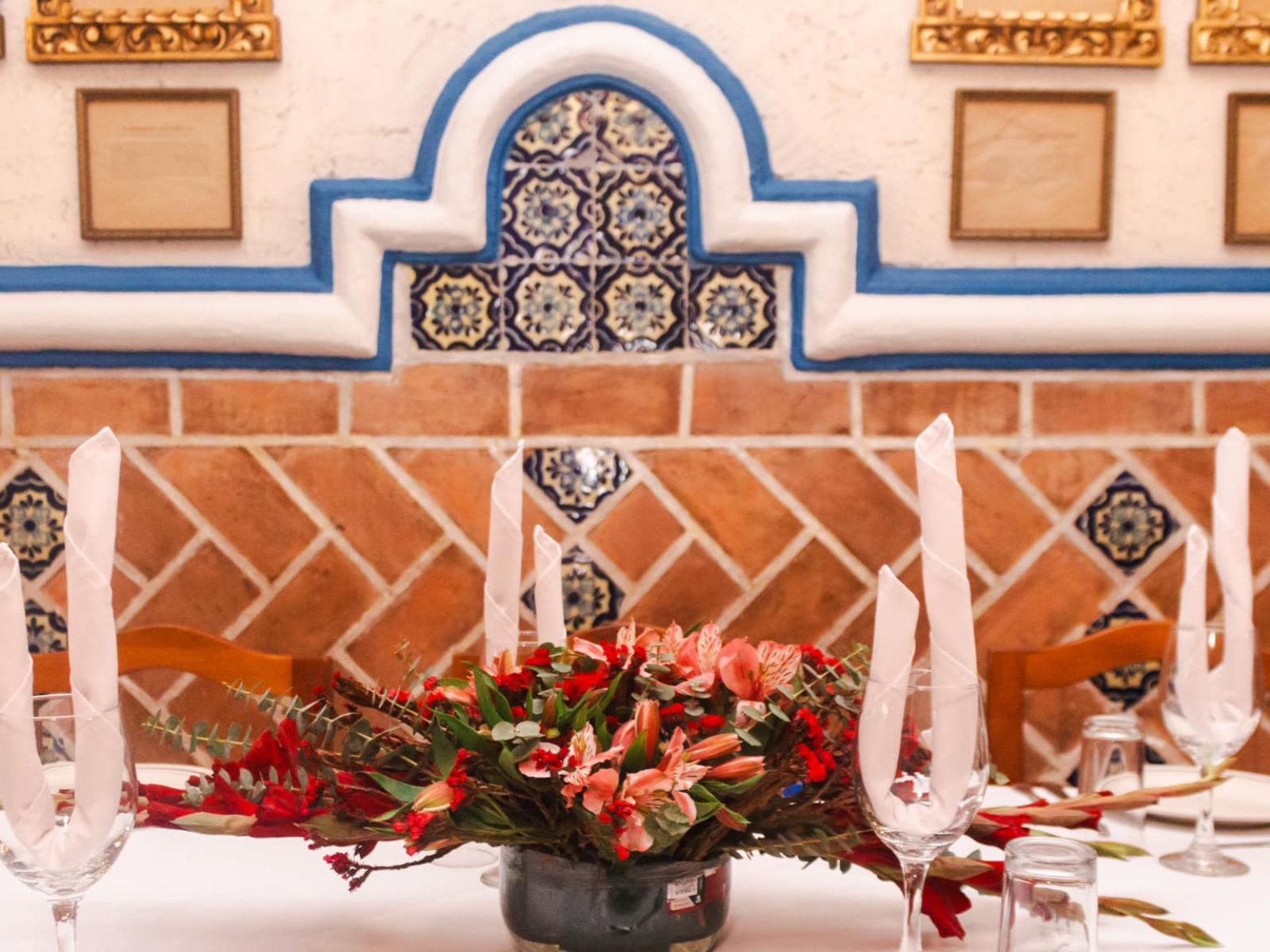 Rondreis Mexico, Puebla, Colonial Puebla, restaurant gedekte tafel