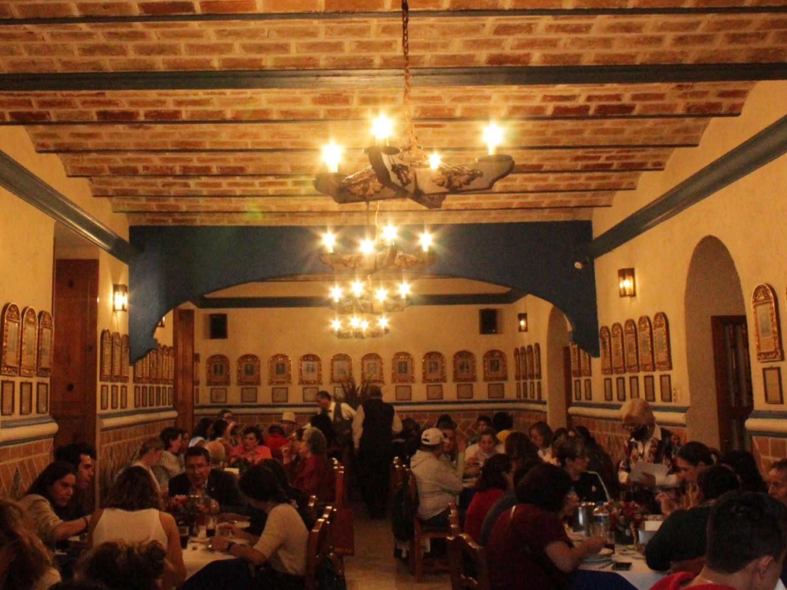 Rondreis Mexico, Puebla, Colonial Puebla, restaurant mensen eten
