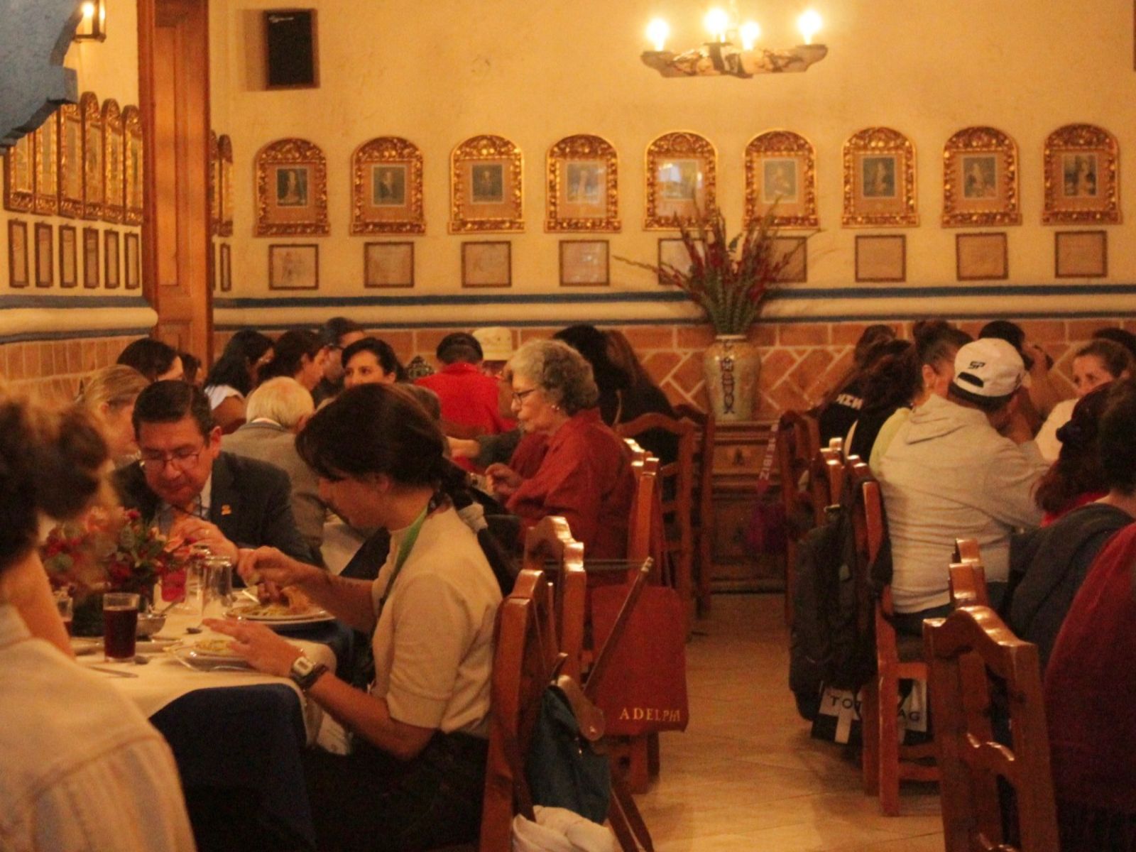 Rondreis Mexico, Puebla, Colonial Puebla, restaurant mensen