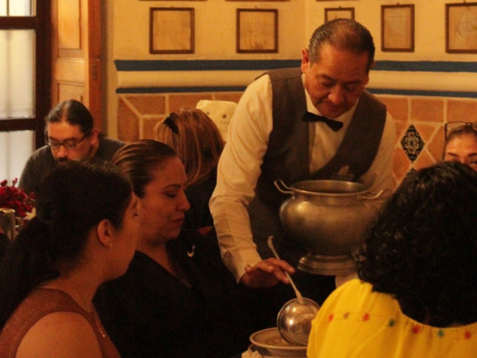 Rondreis Mexico, Puebla, Colonial Puebla, restaurant ober