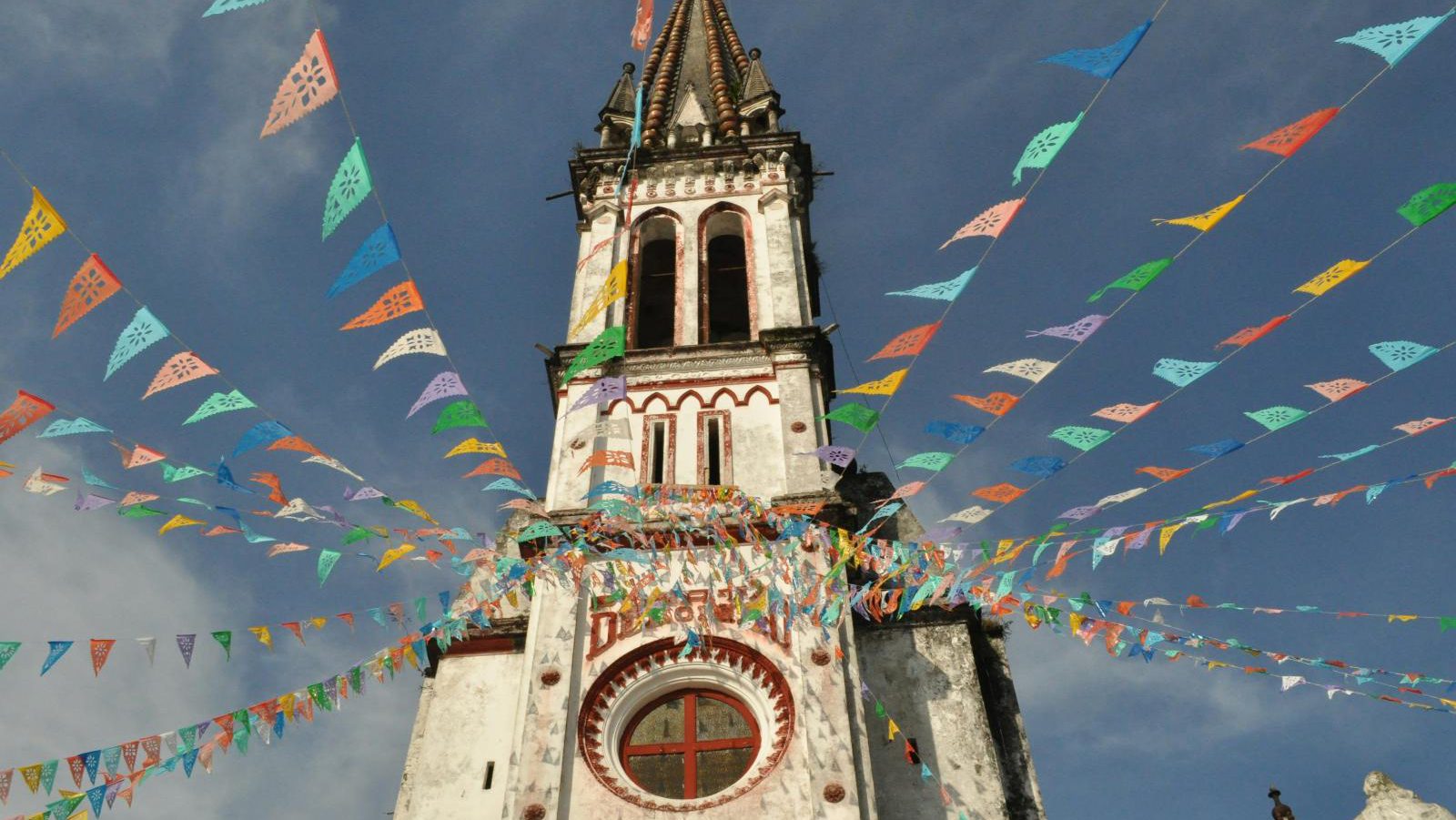 Rondreis Mexico, Puebla, kerk met vlaggen
