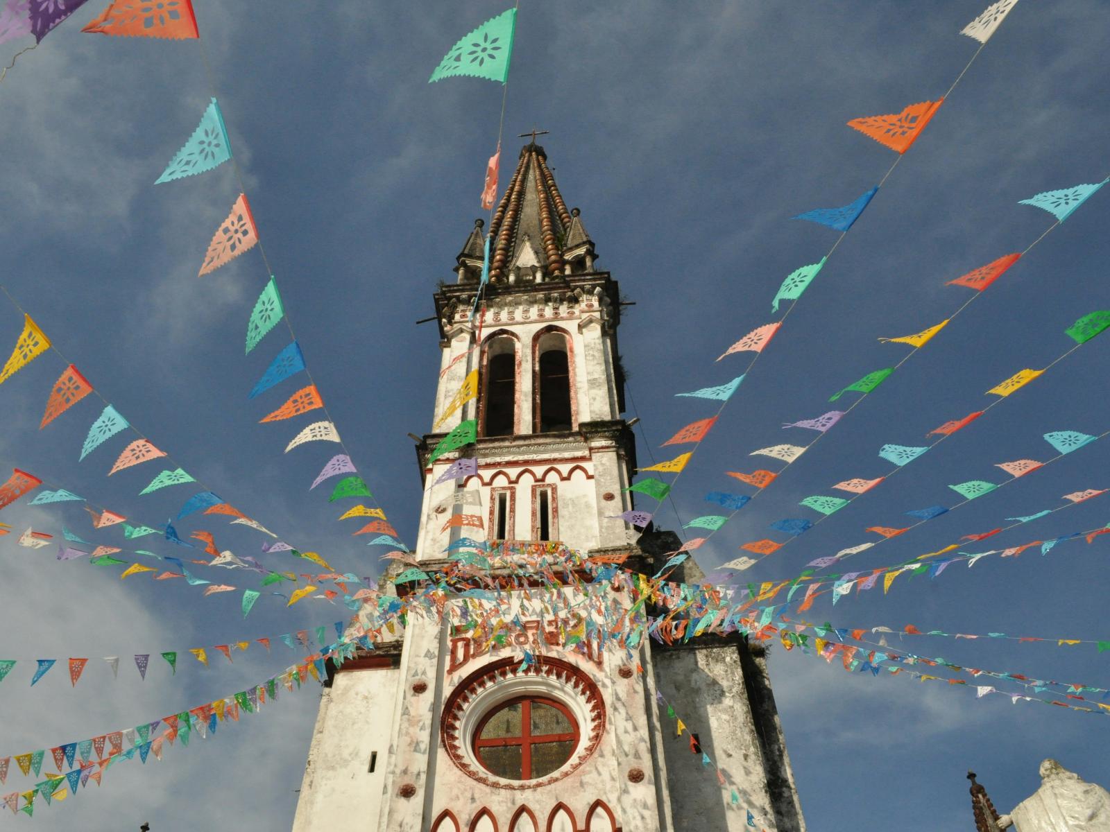 Rondreis Mexico, Puebla, kerk met vlaggen