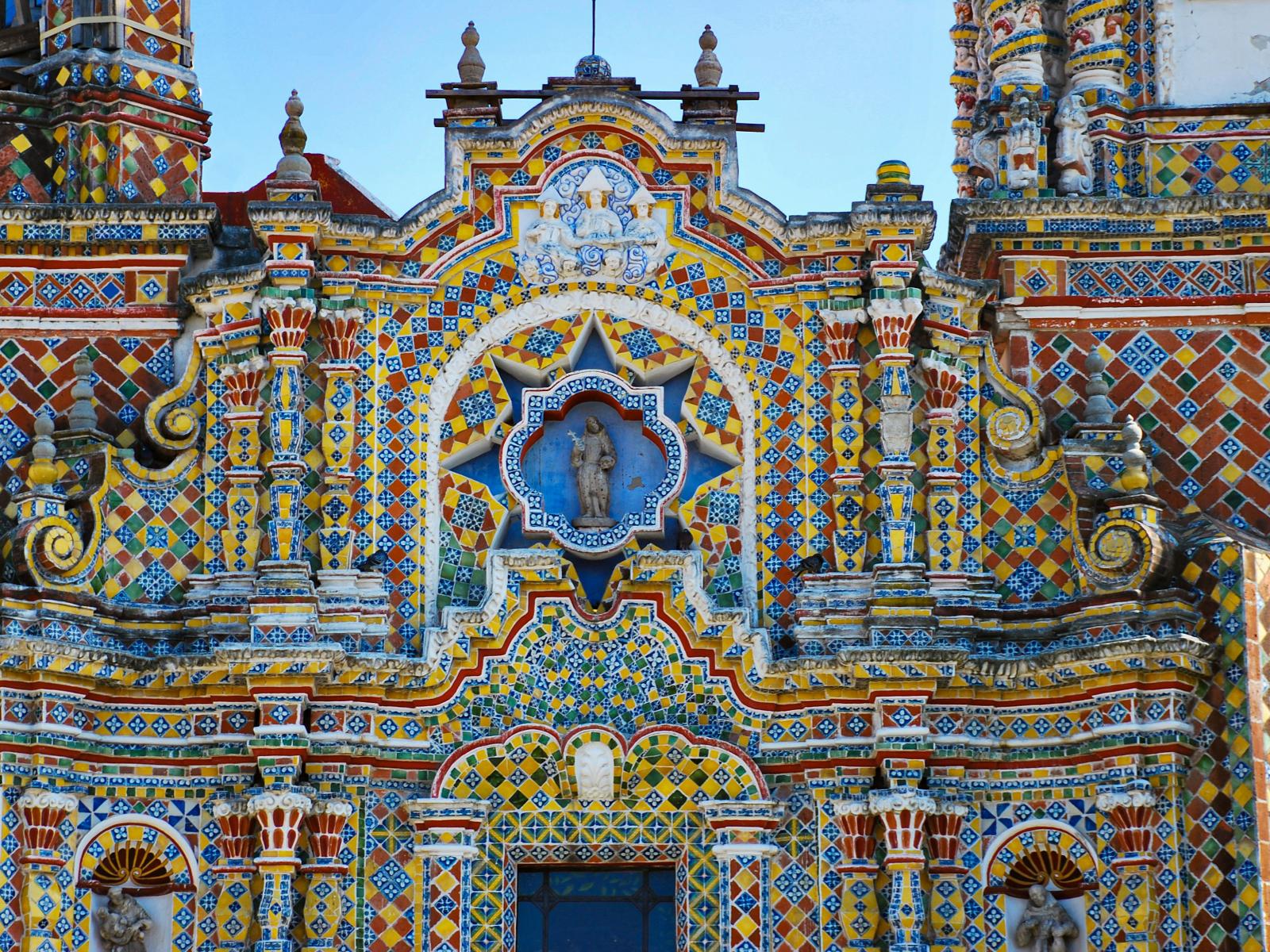 Rondreis Mexico, Puebla, kerk van dichtbij met kleurrijke details