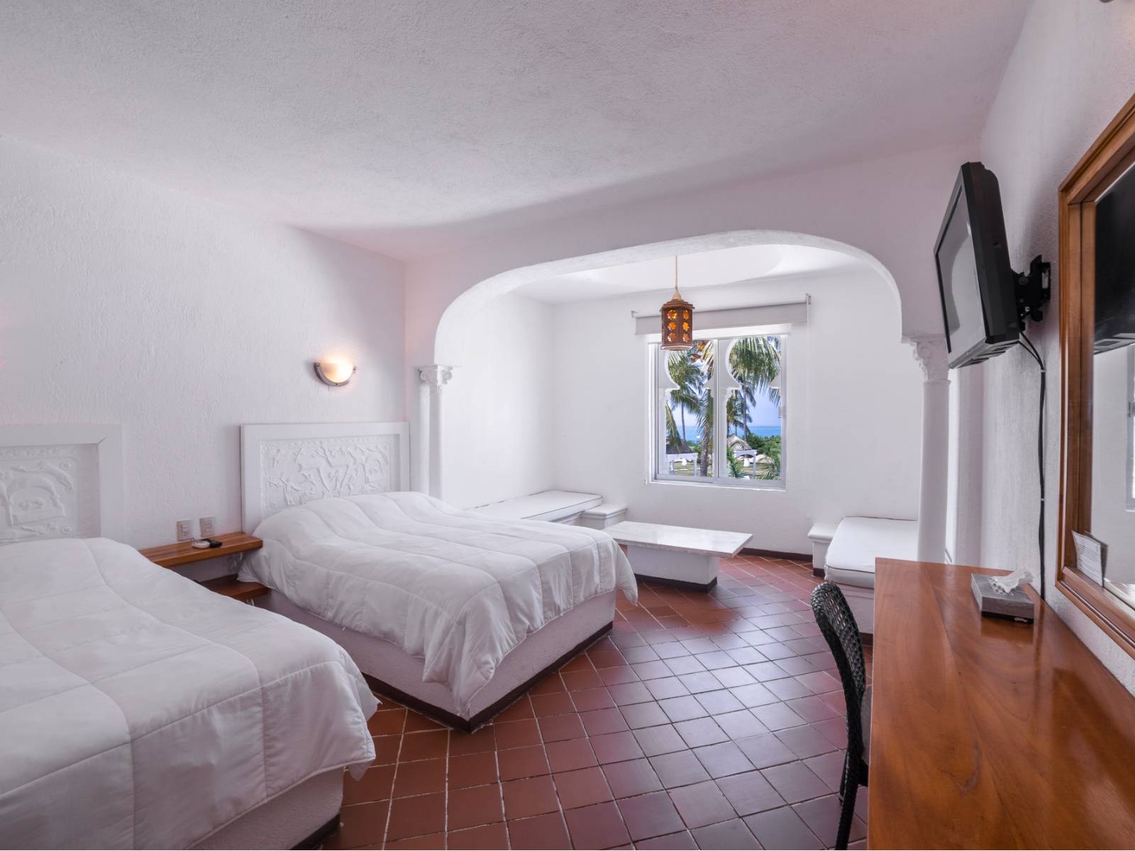Rondreis Mexico, Puero Escondido, Aldea del Bazar, kamer met bedden en raam