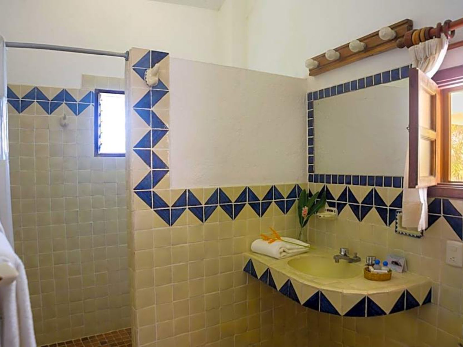 Rondreis Mexico, Puerto Escondido, Santa Fe, badkamer