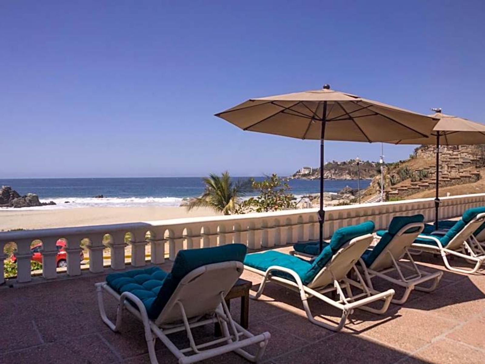 Rondreis Mexico, Puerto Escondido, Santa Fe, ligstoelen strand