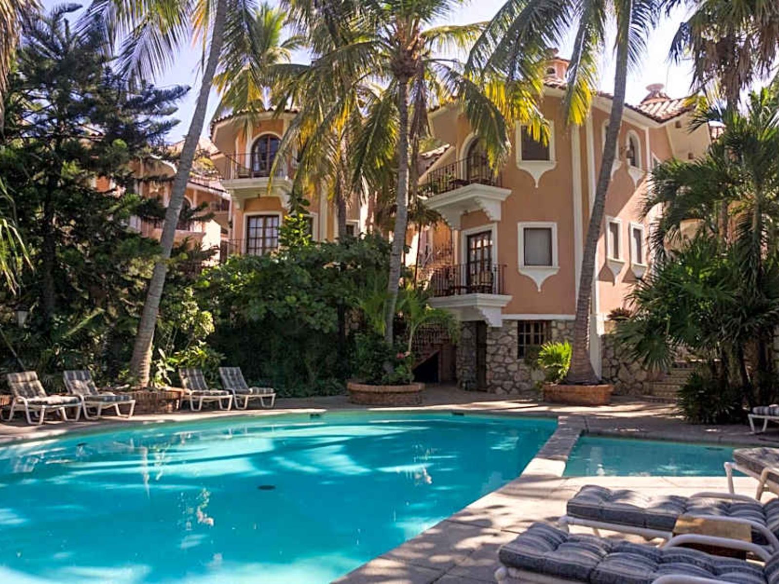 Rondreis Mexico, Puerto Escondido, Santa Fe, zwembad met hotel op achtergrond