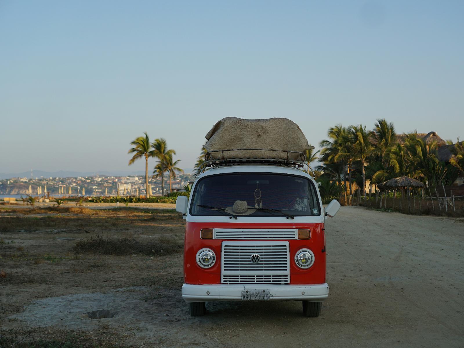 Rondreis Mexico, Puerto Escondido, busje op het strand
