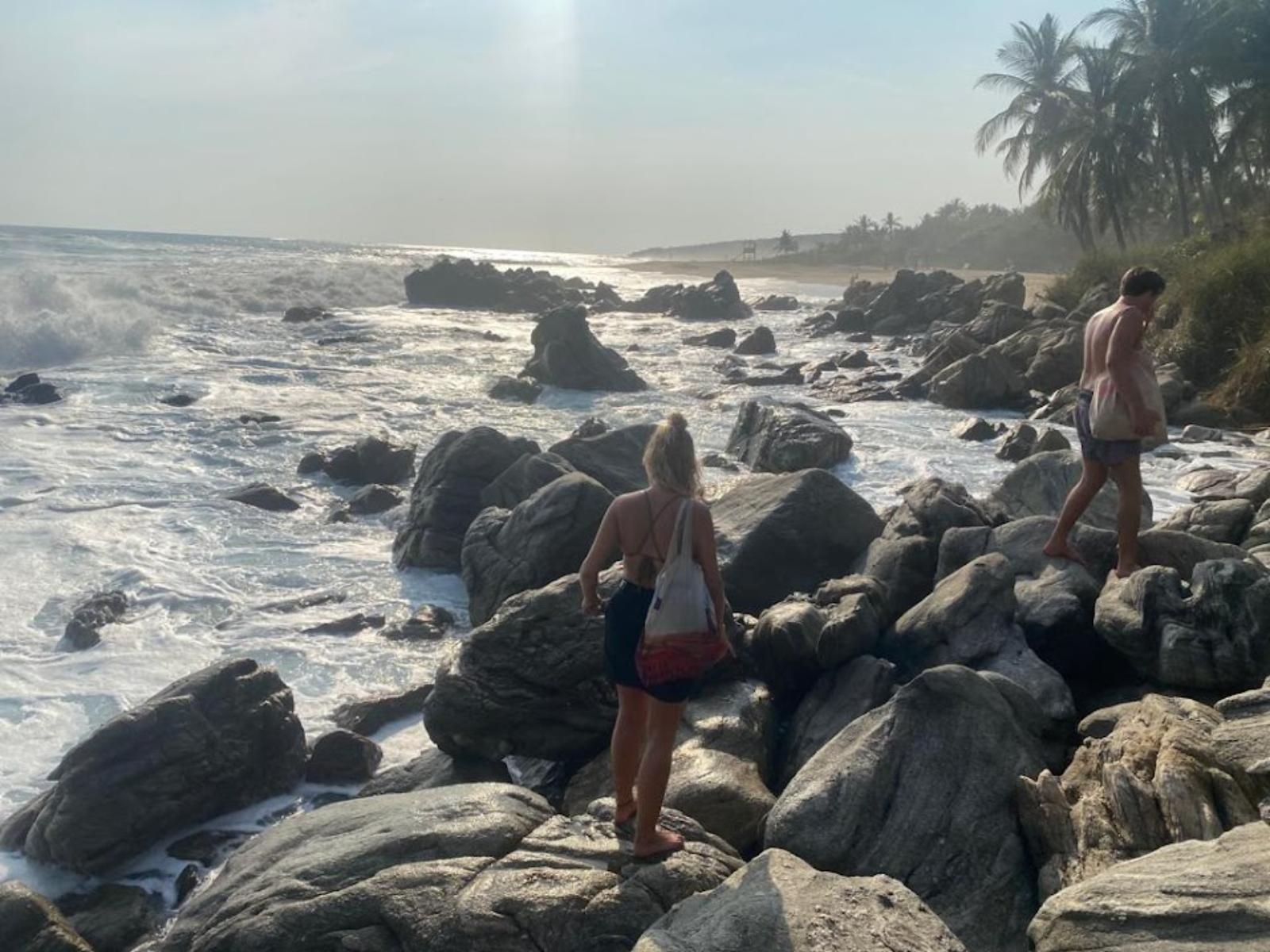 Rondreis Mexico, Puerto Escondido, rotsen en collega Eva