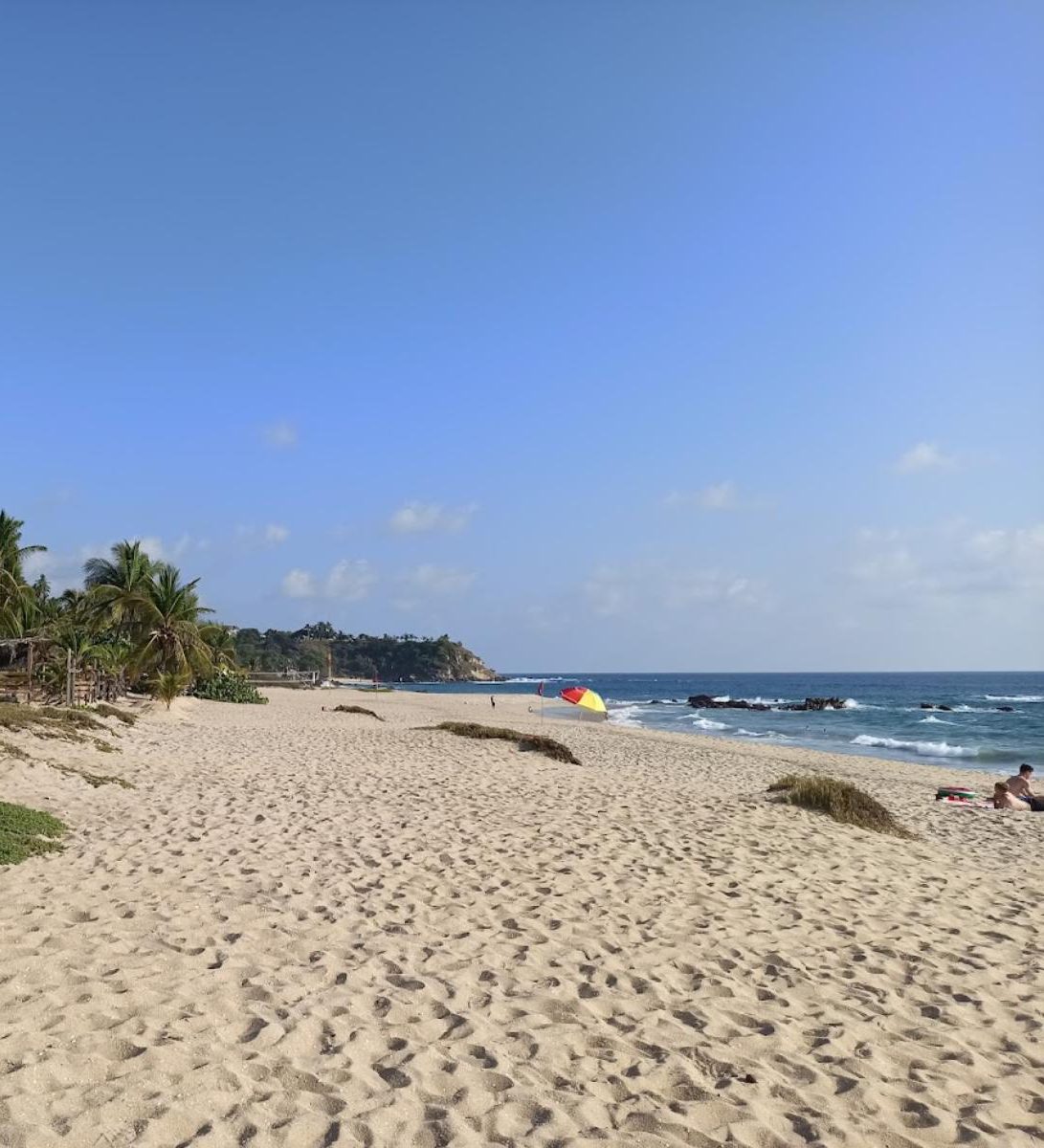 Rondreis Mexico, Puerto Escondido, strand met blauwe lucht