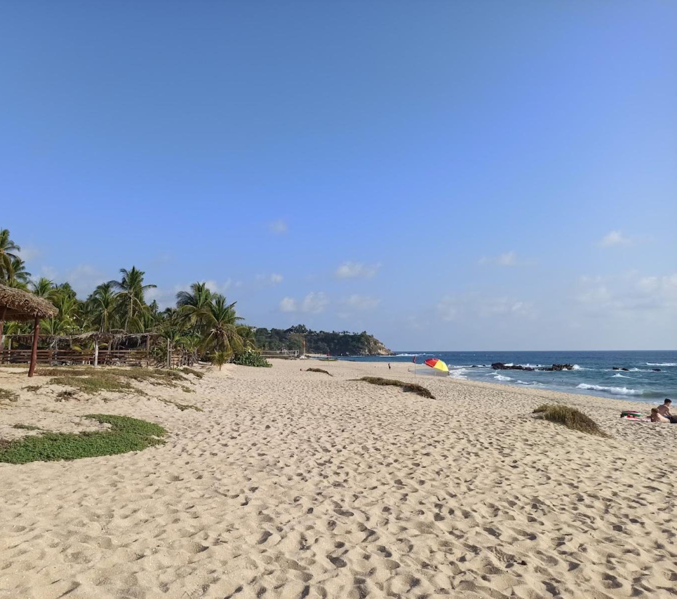Rondreis Mexico, Puerto Escondido, strand met blauwe lucht